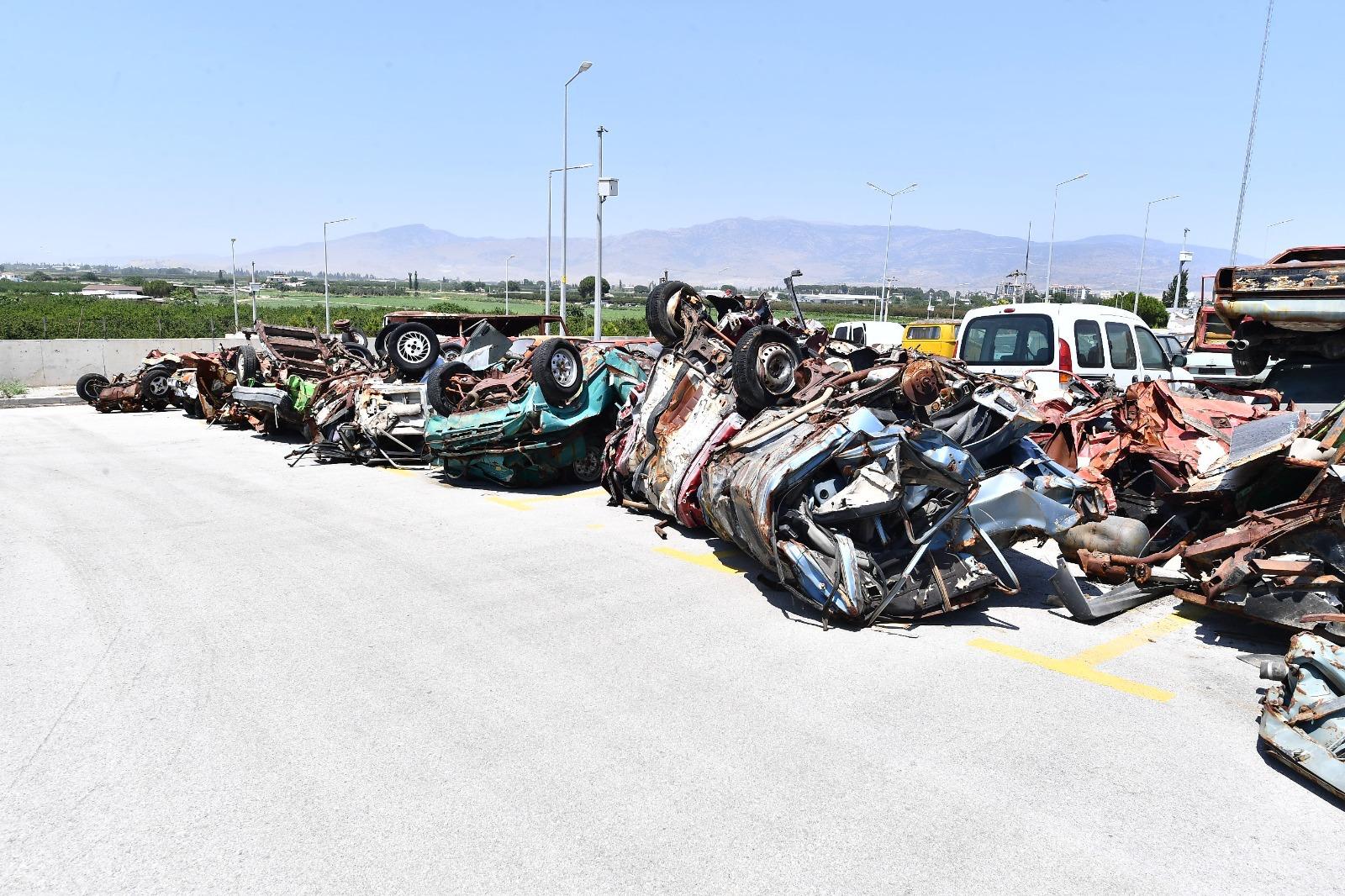 Zabıta Harekete Geçti İzmir'de Hurda Araçlara Büyük Temizlik Operasyonu (5)