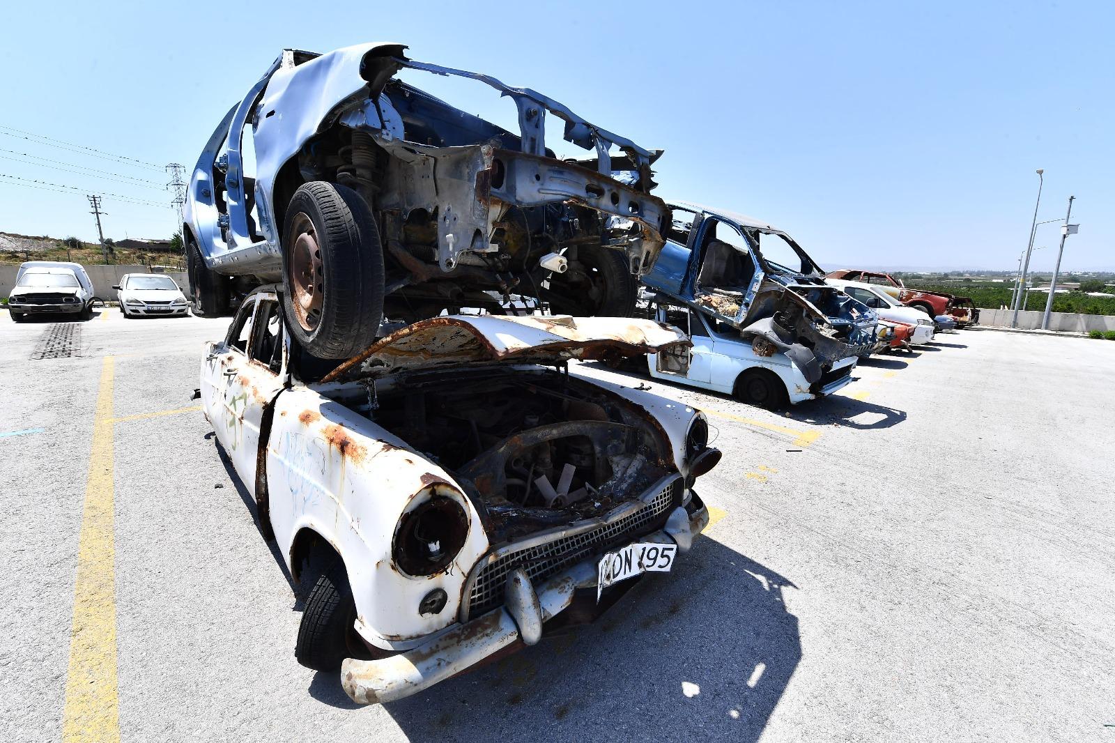 Zabıta Harekete Geçti İzmir'de Hurda Araçlara Büyük Temizlik Operasyonu (6)