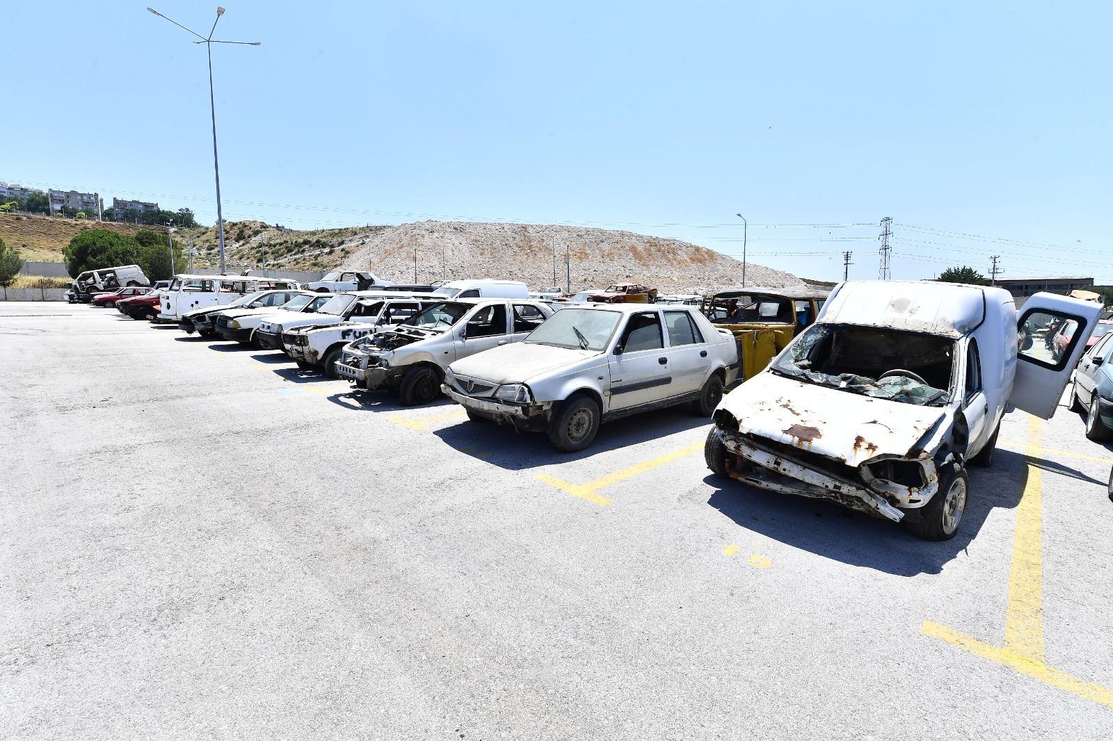 Zabıta Harekete Geçti İzmir'de Hurda Araçlara Büyük Temizlik Operasyonu (8)