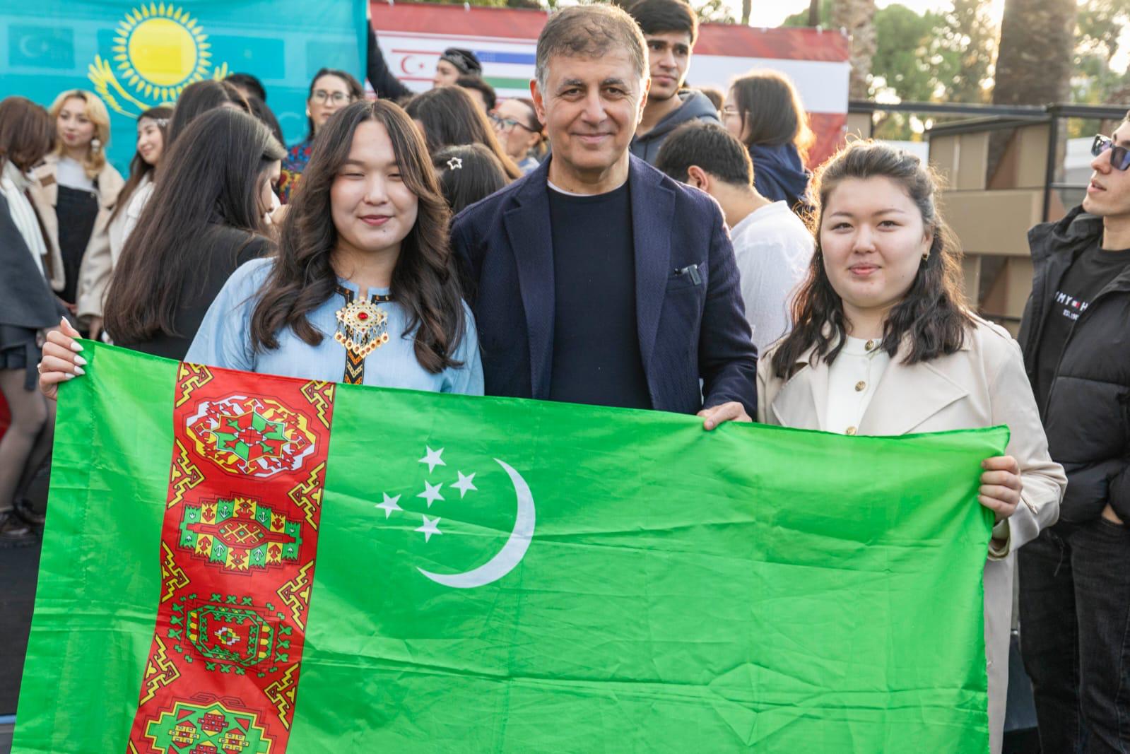 Başkan Tugay Dünya Türk Dili Ailesi Günü’nü öğrencilerle kutladı3