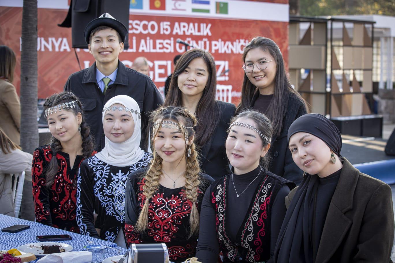 Başkan Tugay Dünya Türk Dili Ailesi Günü’nü öğrencilerle kutladı5