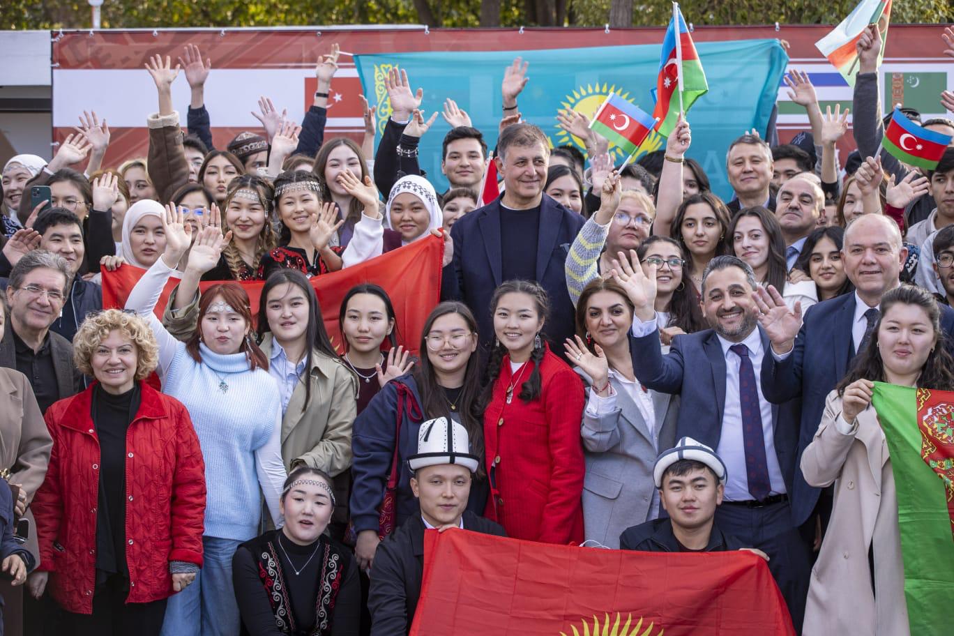 Başkan Tugay Dünya Türk Dili Ailesi Günü’nü öğrencilerle kutladı6