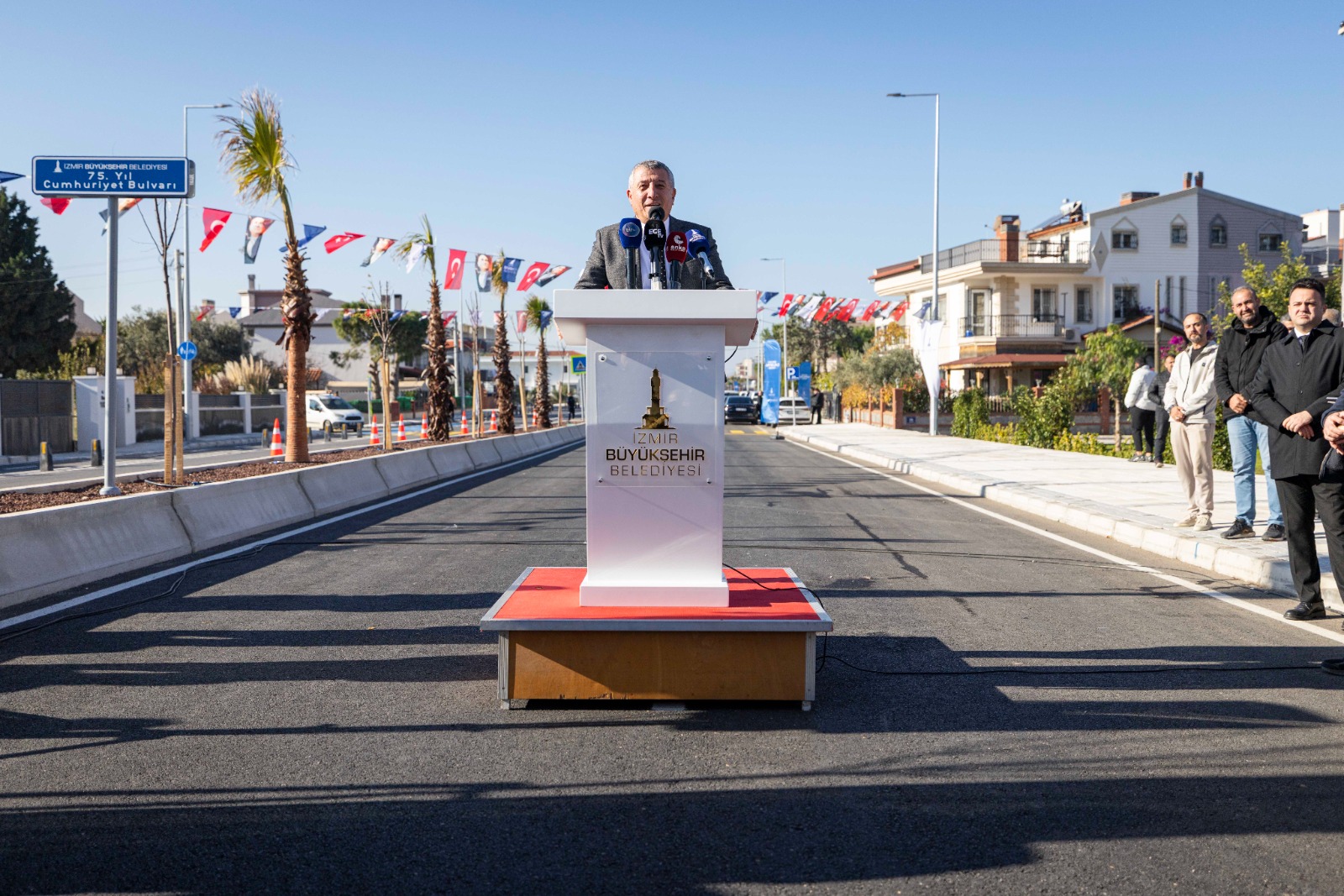 Başkan Tugay'dan açılışta Bakan Tekin'e yanıt 'Okurken ben utandım'11