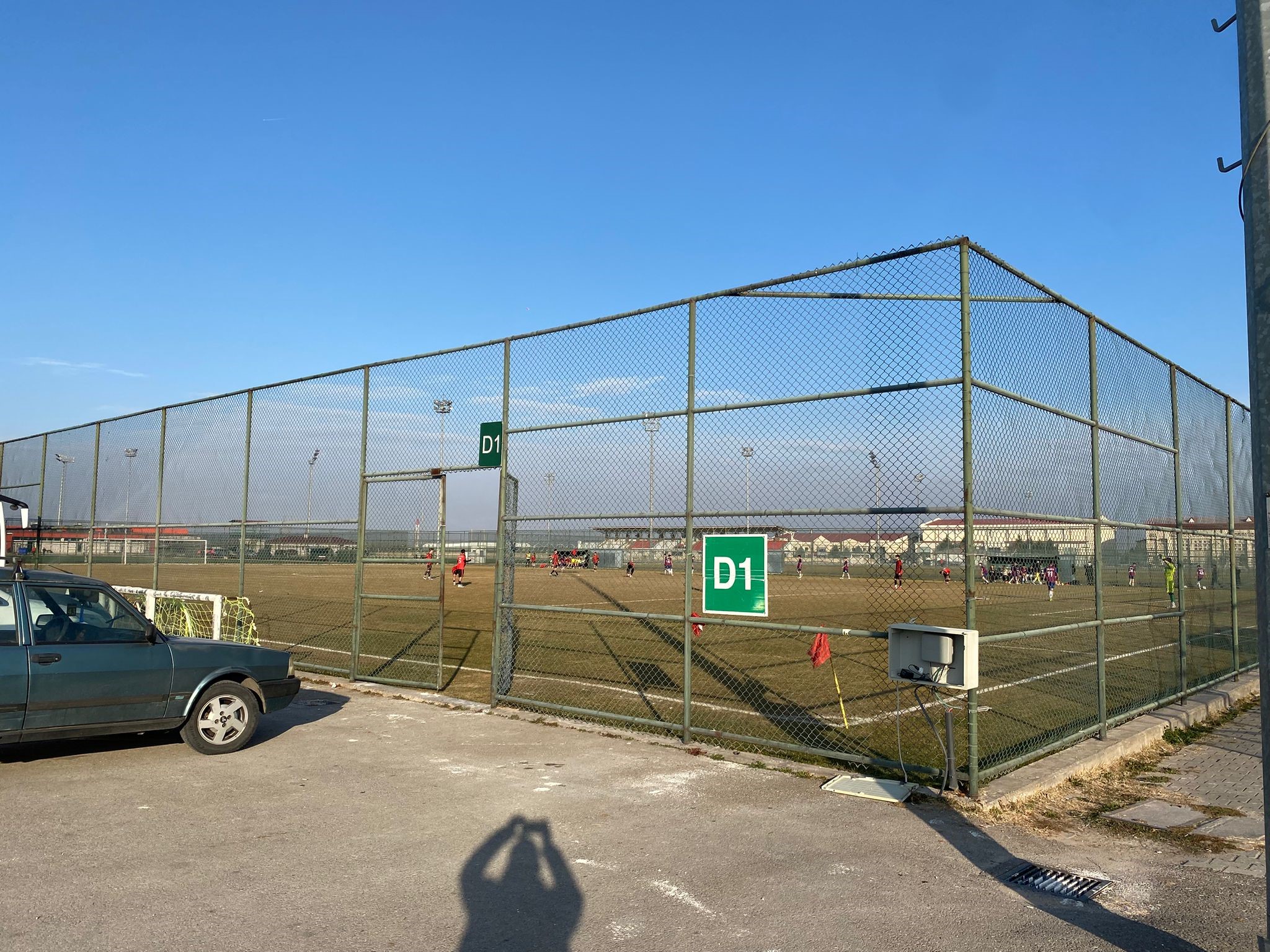 Çizgisi görünmüyor, direği yok! Afyon'da lig için verilen saha gündem oldu3