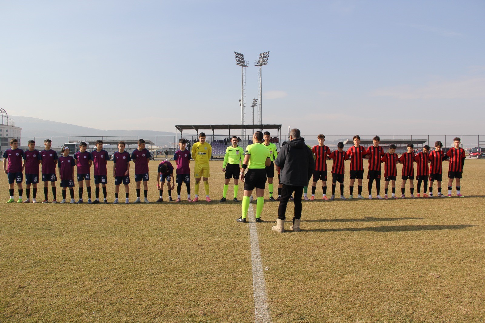 Çizgisi görünmüyor, direği yok! Afyon'da lig için verilen saha gündem oldu4