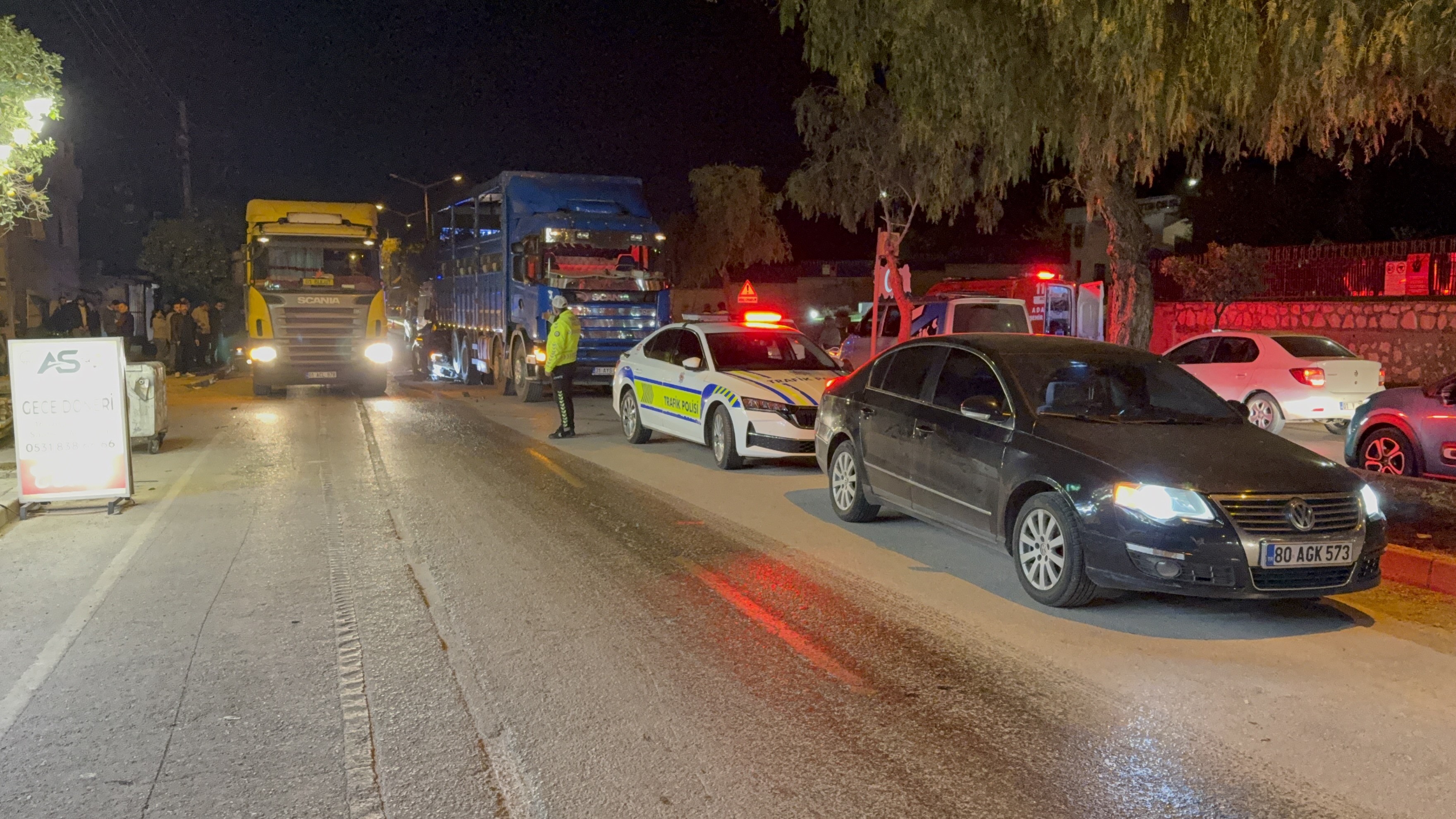 Adana’da Korkunç Kaza Lüks Araç Kamyona Ok Gibi Saplandı! (2)