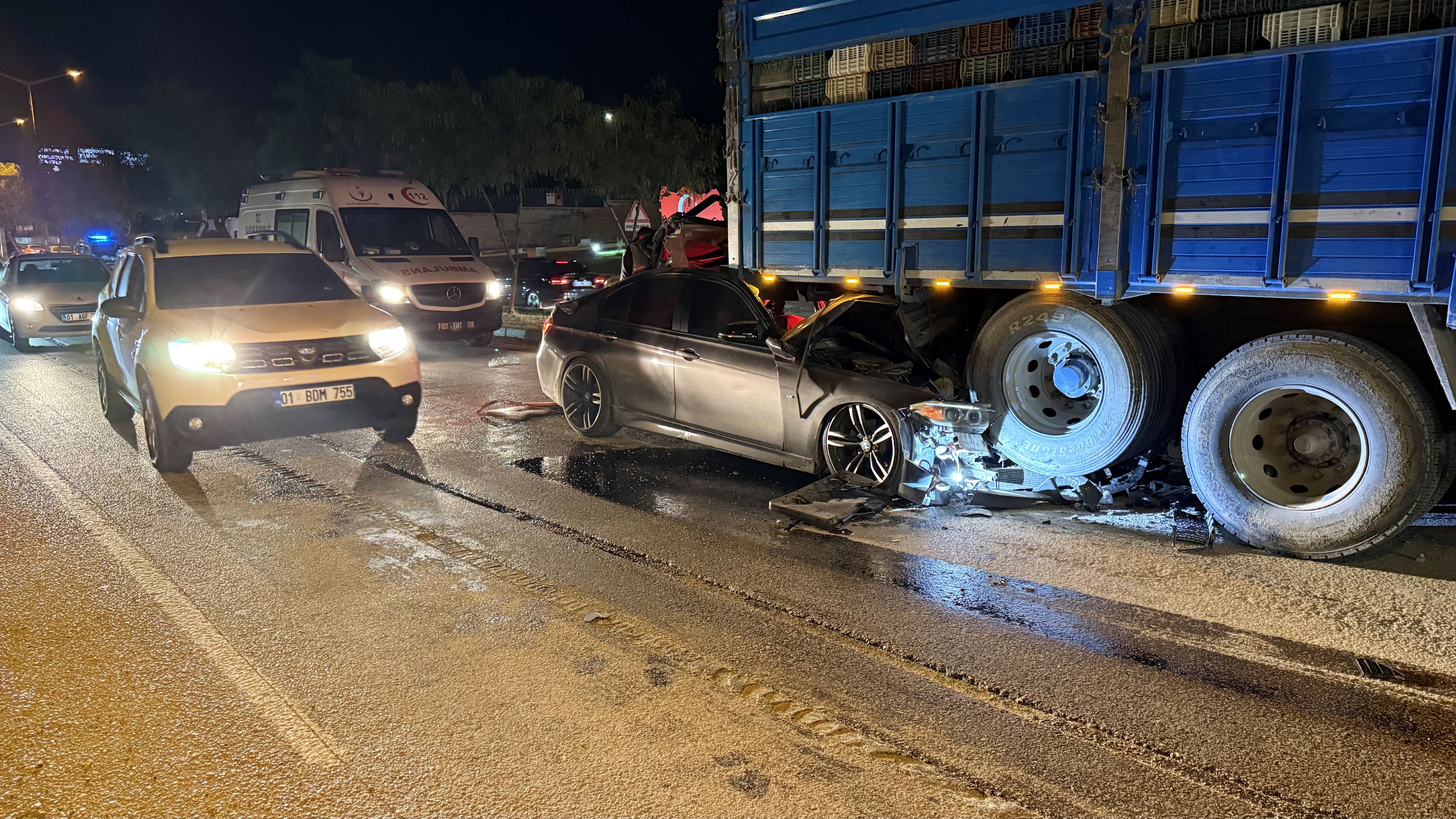 Adana’da Korkunç Kaza Lüks Araç Kamyona Ok Gibi Saplandı! (3)