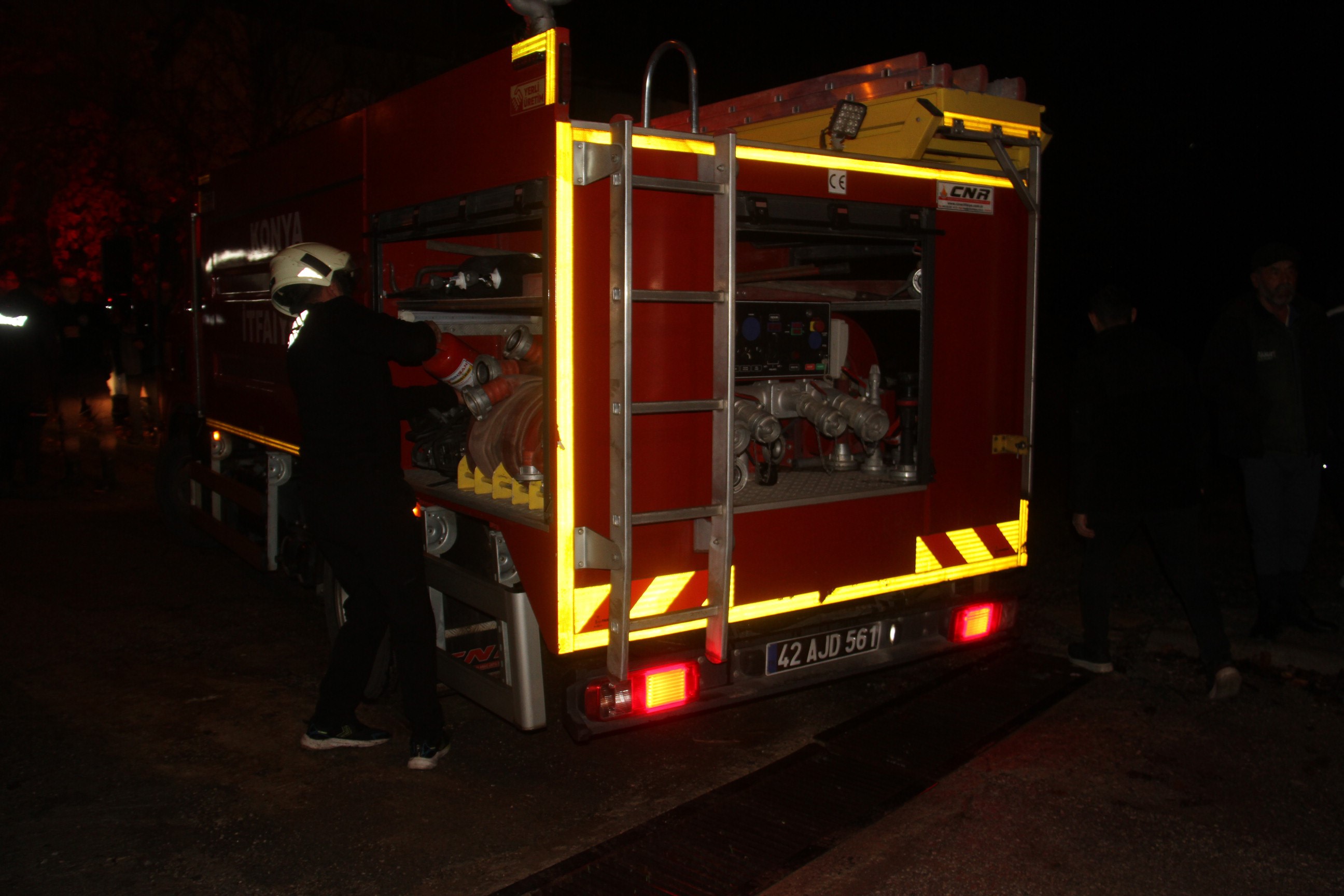 Ailesine Kızdı, Otomobilini Ateşe Verdi Araç Kül Oldu! (2)