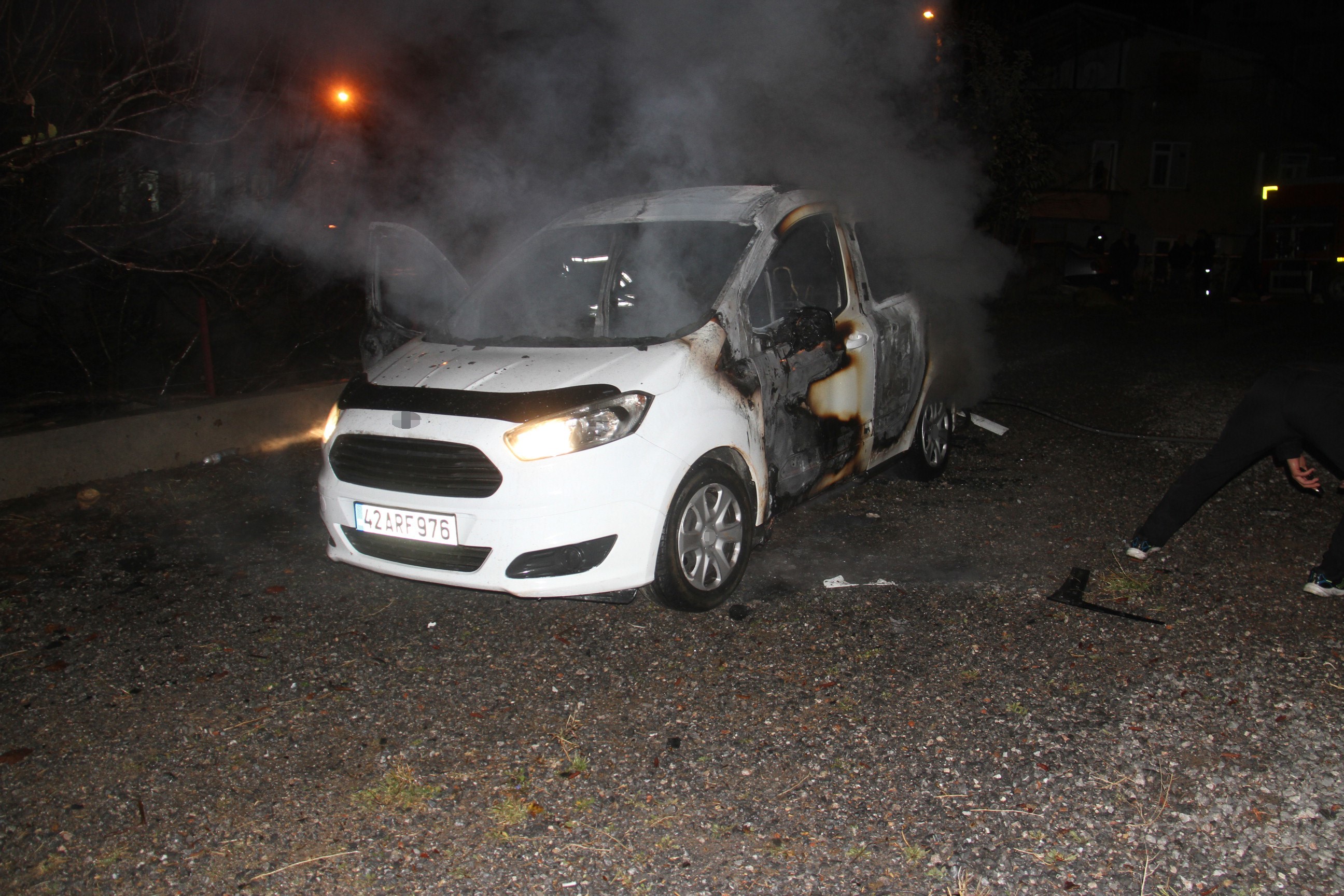 Ailesine Kızdı, Otomobilini Ateşe Verdi Araç Kül Oldu! (3)