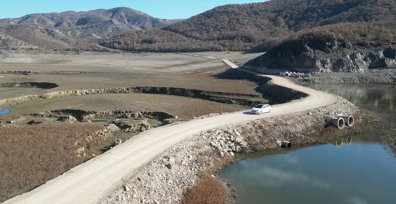 Baraj Suyu Çekilince Açılan Yol Kalıcı Hale Geliyor (6)