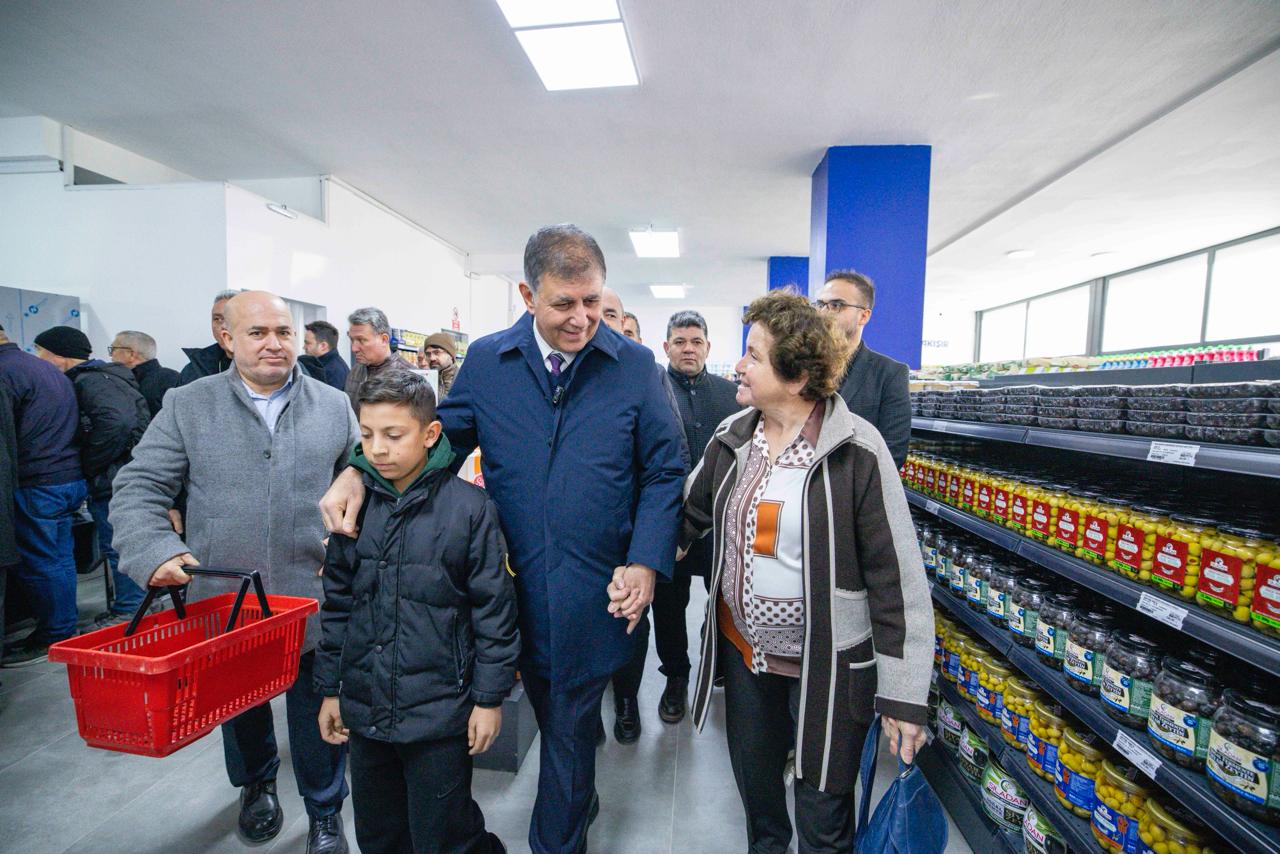 Başkan Tugay Duyurdu İzmar 20 Mağazaya Ulaştı! (11)