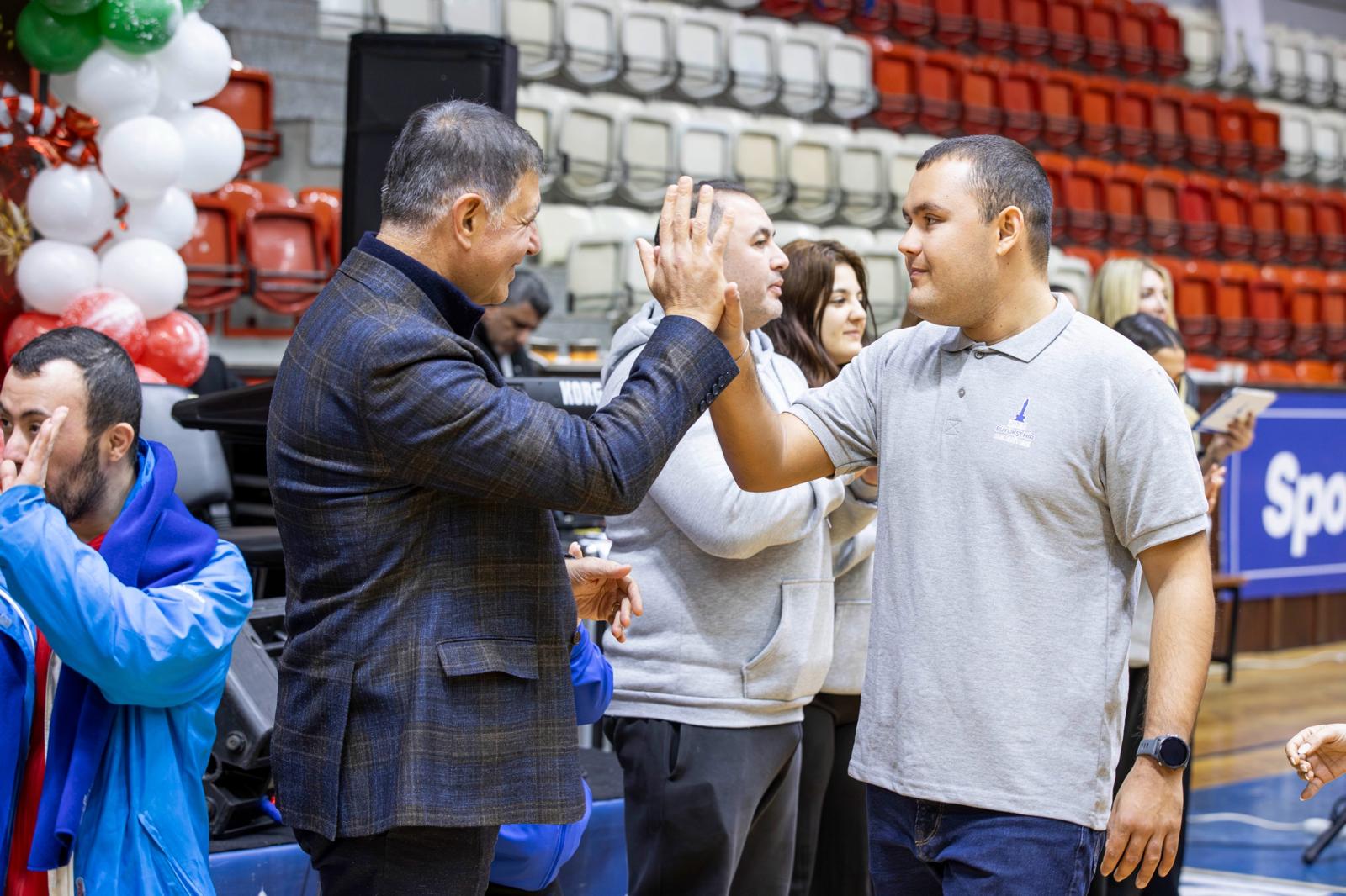 Başkan Tugay Sporcularla Buluştu 'Bize Mutluluk Gözyaşları Döktürün' (5)