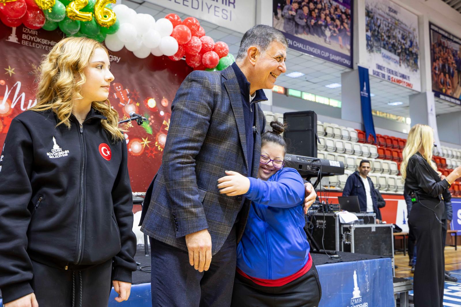 Başkan Tugay Sporcularla Buluştu 'Bize Mutluluk Gözyaşları Döktürün' (9)