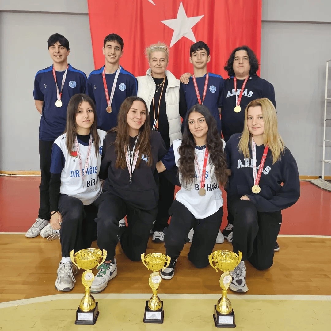 Beden Eğitimi Ve Spor Öğretmeni Aygül İmir’in Yönettiği Floor Curling Takımlarımız Ilçemizde Başarılar Elde Etti.
