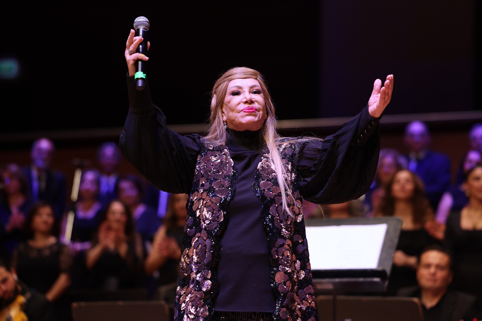 Bedia Akartürk’ten Büyükşehir Korosuna Yeni Yıl Sürprizi (10)