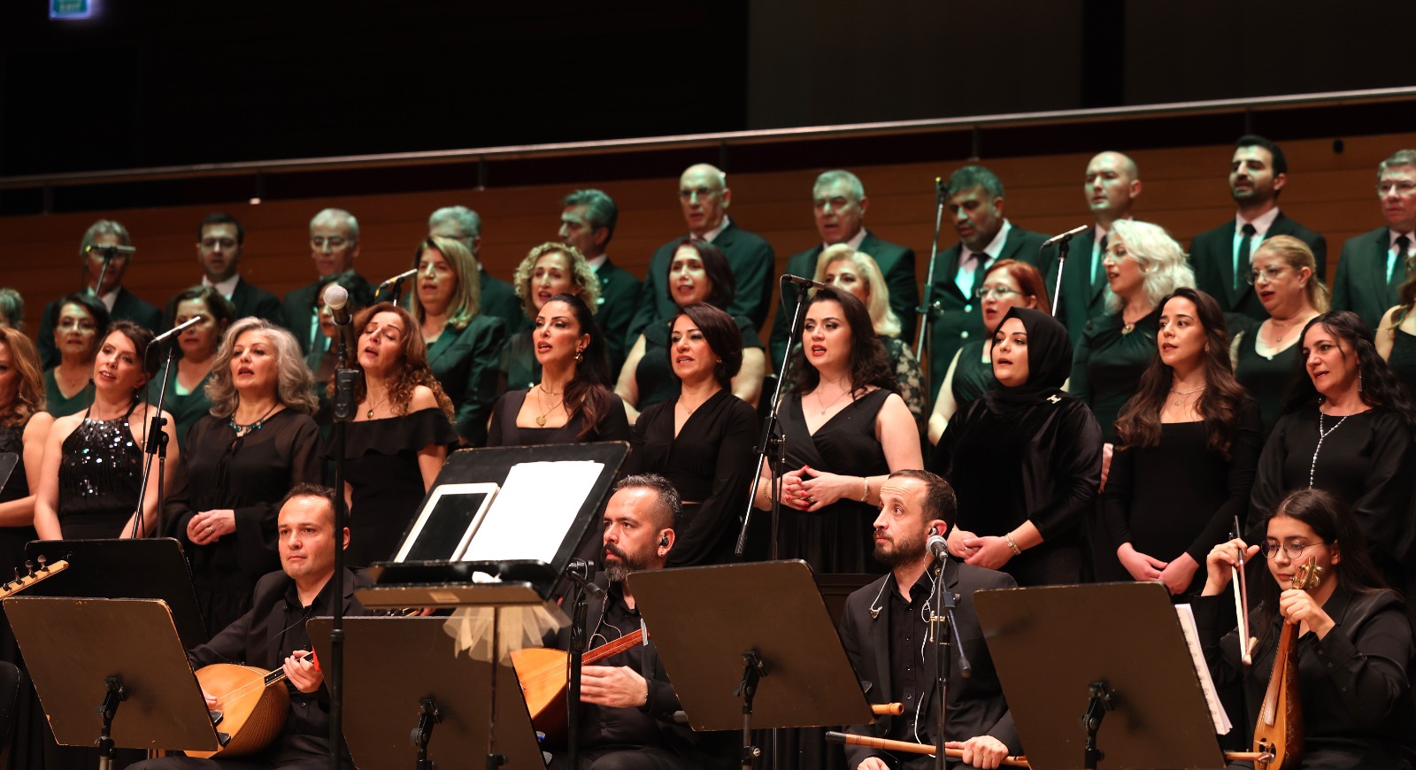 Bedia Akartürk’ten Büyükşehir Korosuna Yeni Yıl Sürprizi (2)