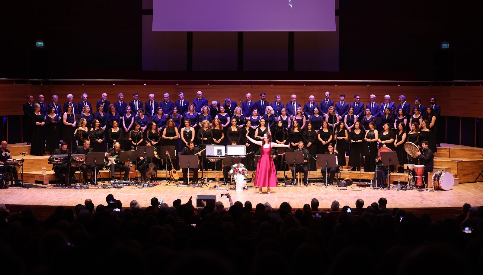 Bedia Akartürk’ten Büyükşehir Korosuna Yeni Yıl Sürprizi (3)