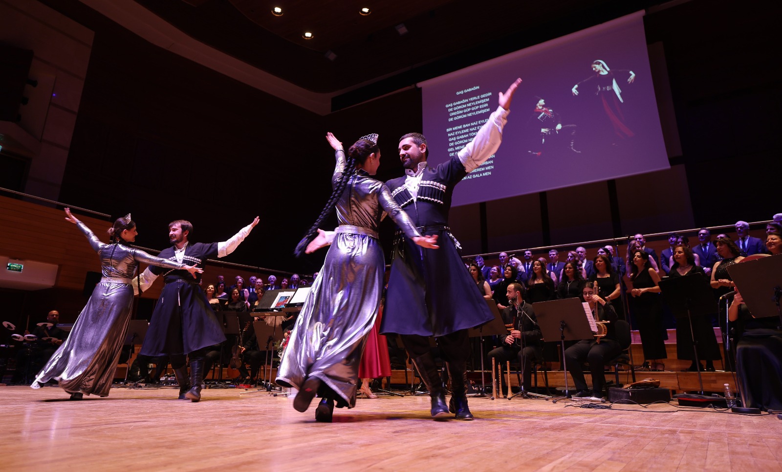 Bedia Akartürk’ten Büyükşehir Korosuna Yeni Yıl Sürprizi (4)