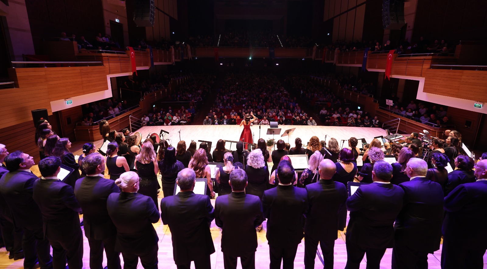 Bedia Akartürk’ten Büyükşehir Korosuna Yeni Yıl Sürprizi (5)