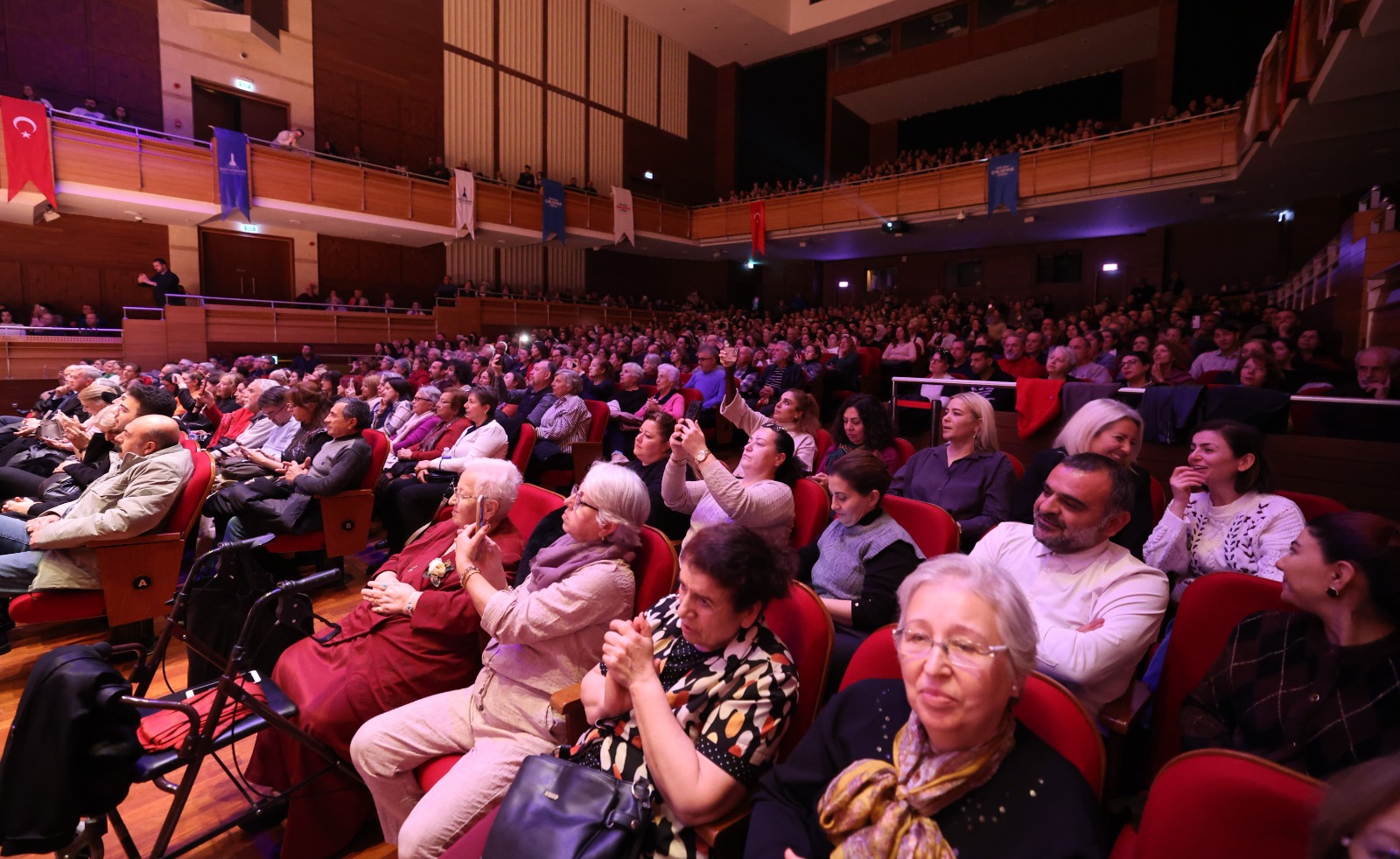 Bedia Akartürk’ten Büyükşehir Korosuna Yeni Yıl Sürprizi (6)