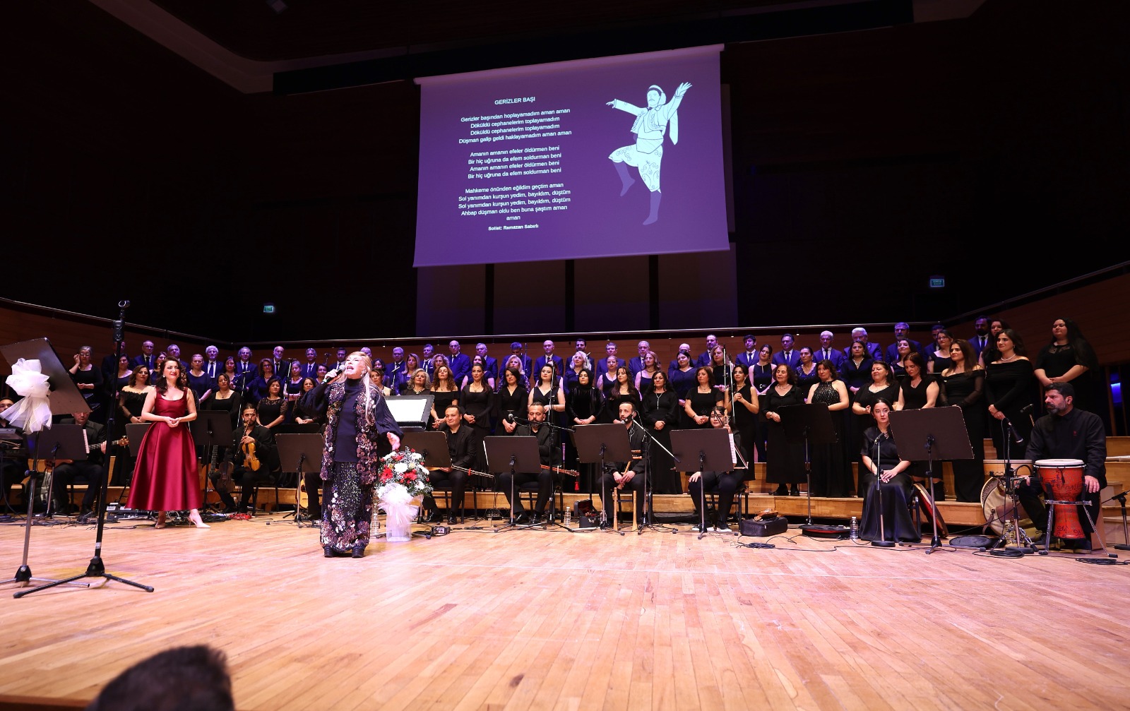 Bedia Akartürk’ten Büyükşehir Korosuna Yeni Yıl Sürprizi (8)