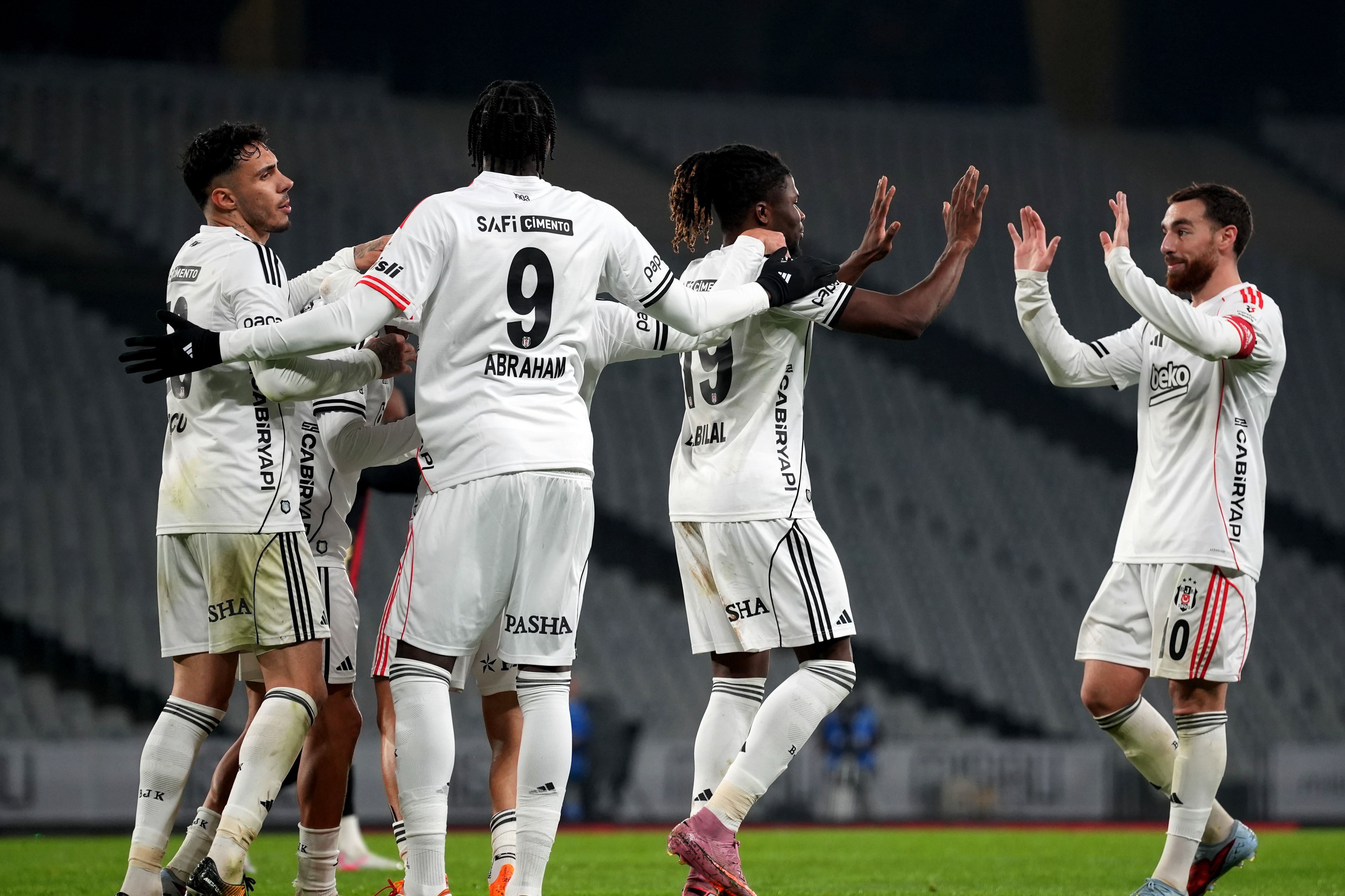 Beşiktaş’ta Beklenmedik Gelişme 15 Milyonluk Yıldızla Yollar Ayrılıyor!