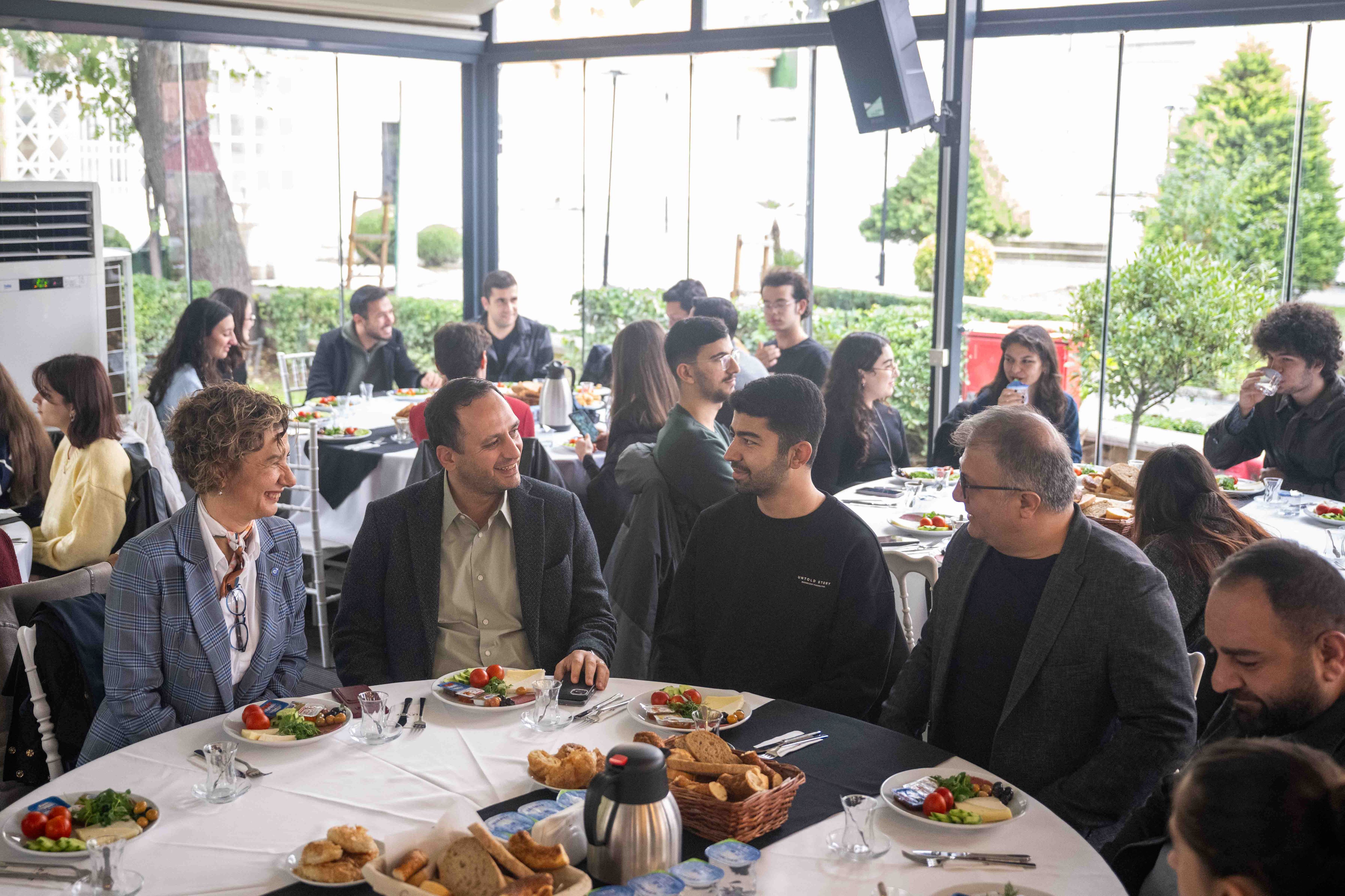 Bornova Belediye Başkanı Ömer Eşki, Çağdaş Yaşamı Destekleme Derneği (Çydd) İzmir Şubesi’ne Yeni Katılan Gençlerle Dramalılar Köşkü’nde Bir Araya Geldi (1)