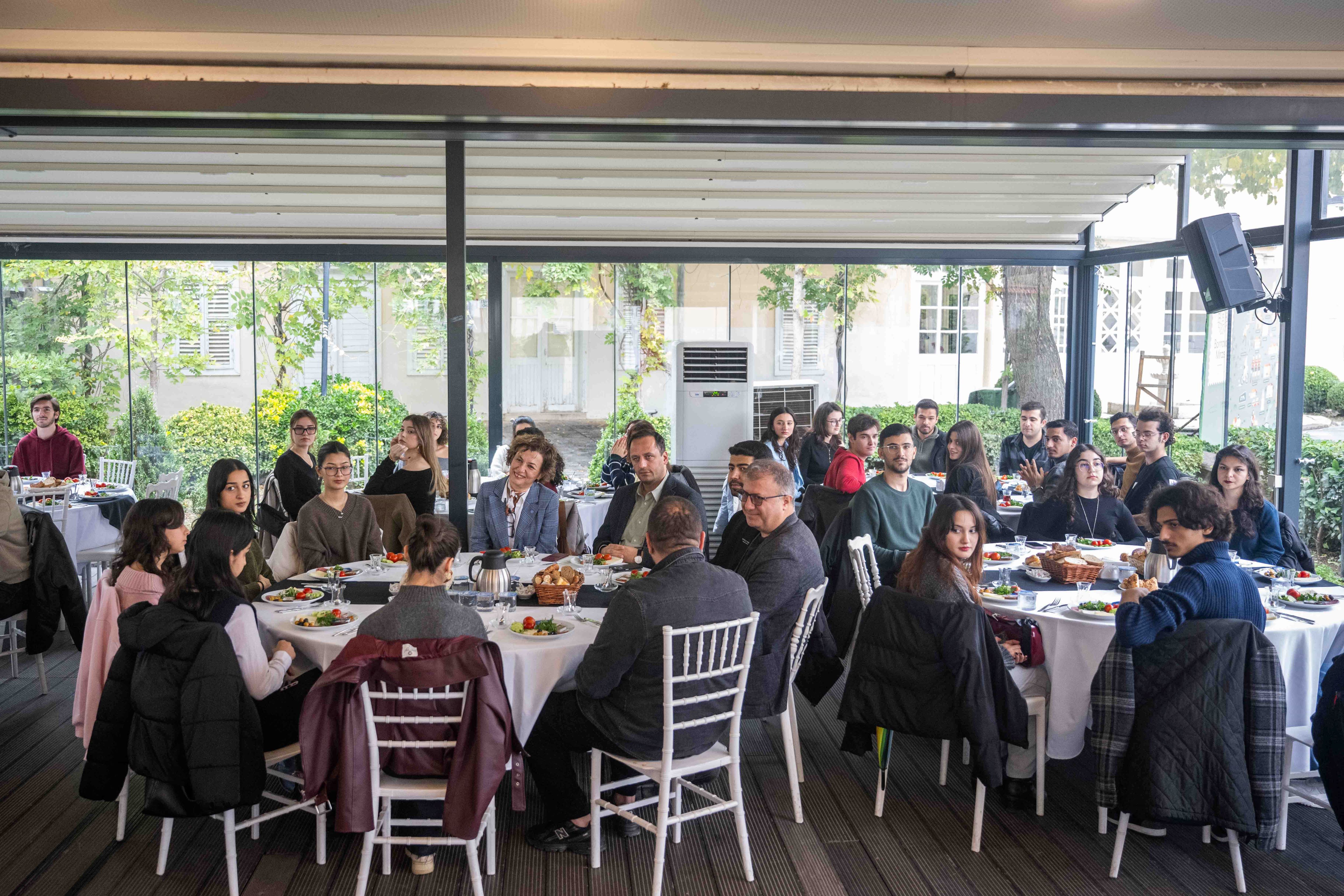 Bornova Belediye Başkanı Ömer Eşki, Çağdaş Yaşamı Destekleme Derneği (Çydd) İzmir Şubesi’ne Yeni Katılan Gençlerle Dramalılar Köşkü’nde Bir Araya Geldi (6)