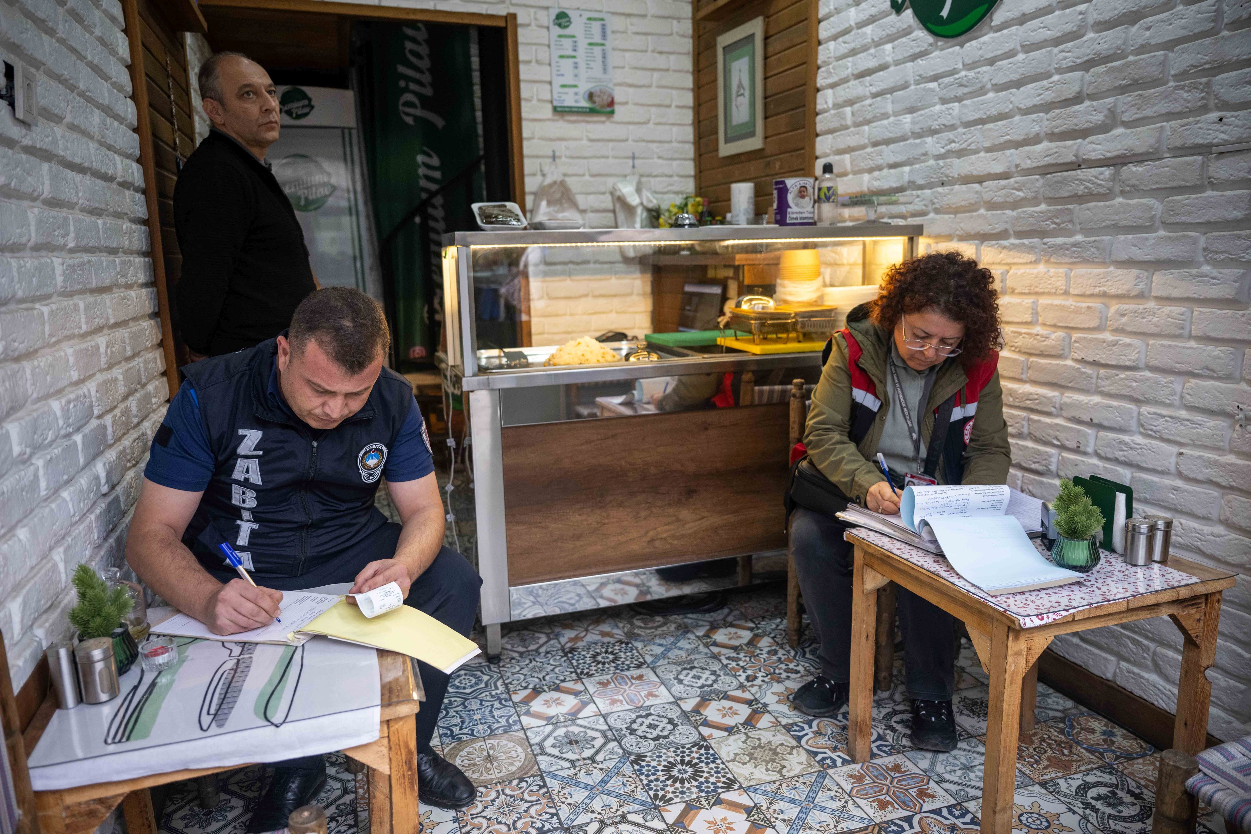 Bornova’da Gıda Güvenliği Denetimi Tarihi Çarşı Mercek Altında (4)