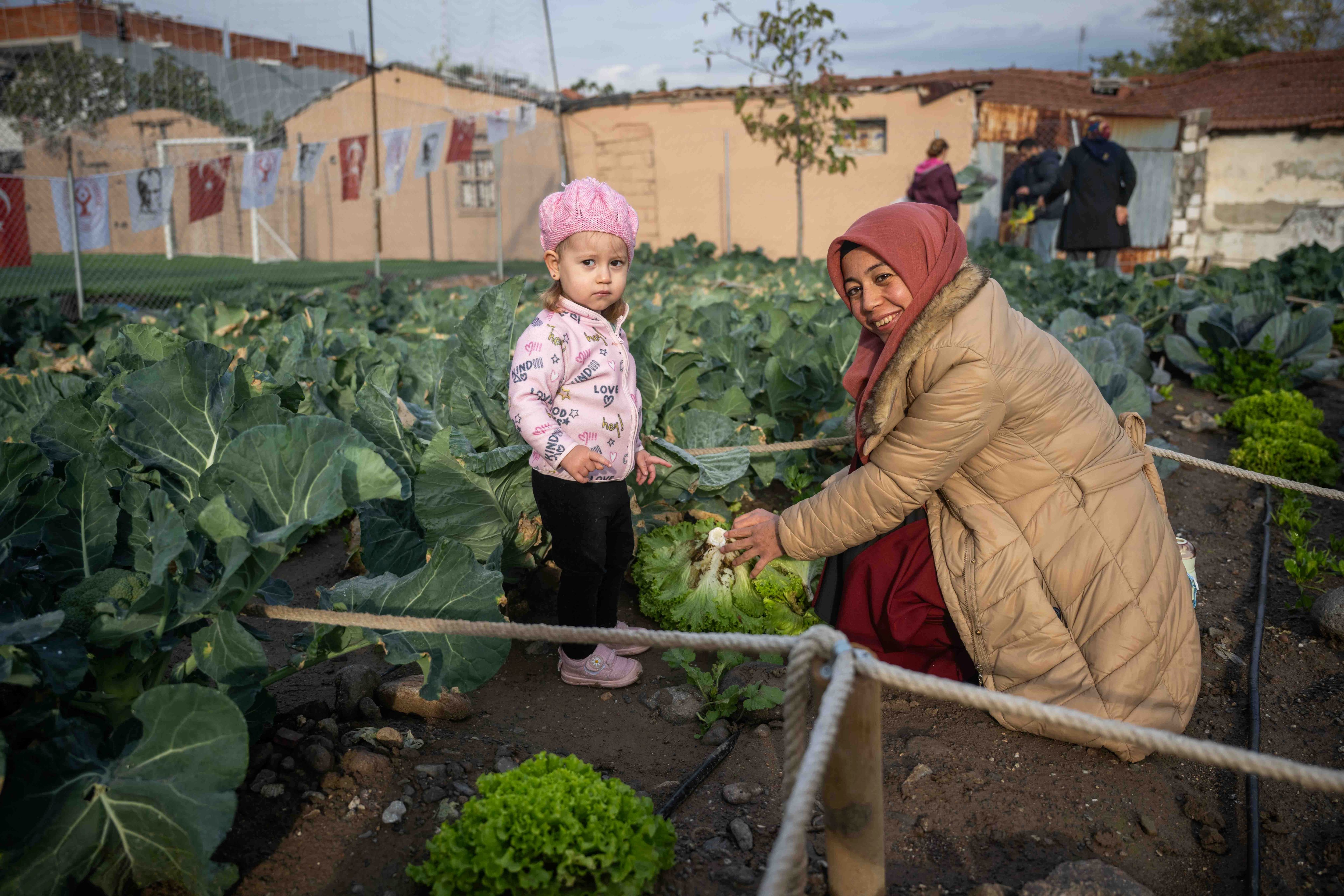 Bornova'nın Kadınları Kent Bostanlarında Üretti Doğal Sebzeler Hasat Edildi (6)