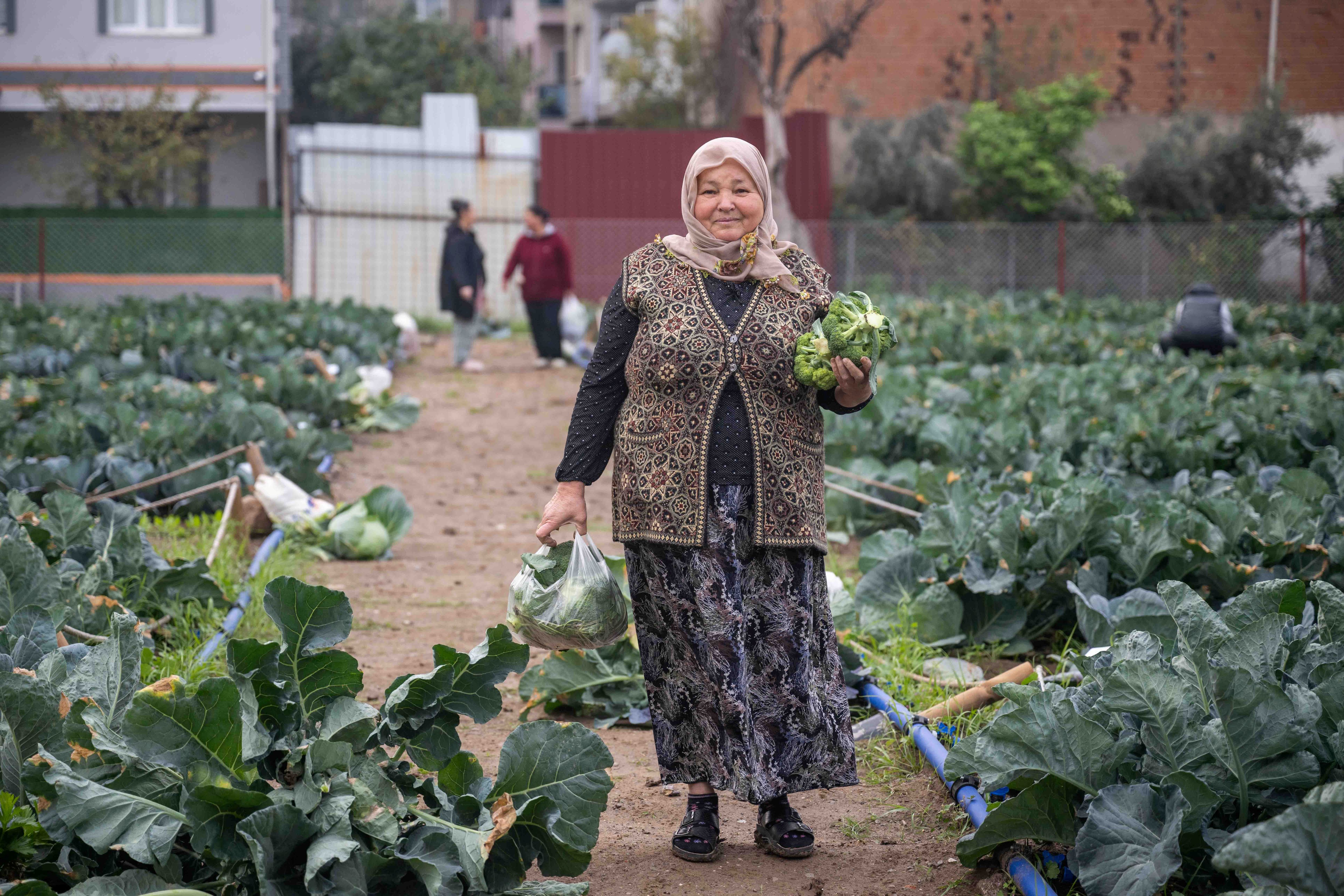 Bornova'nın Kadınları Kent Bostanlarında Üretti Doğal Sebzeler Hasat Edildi (8)