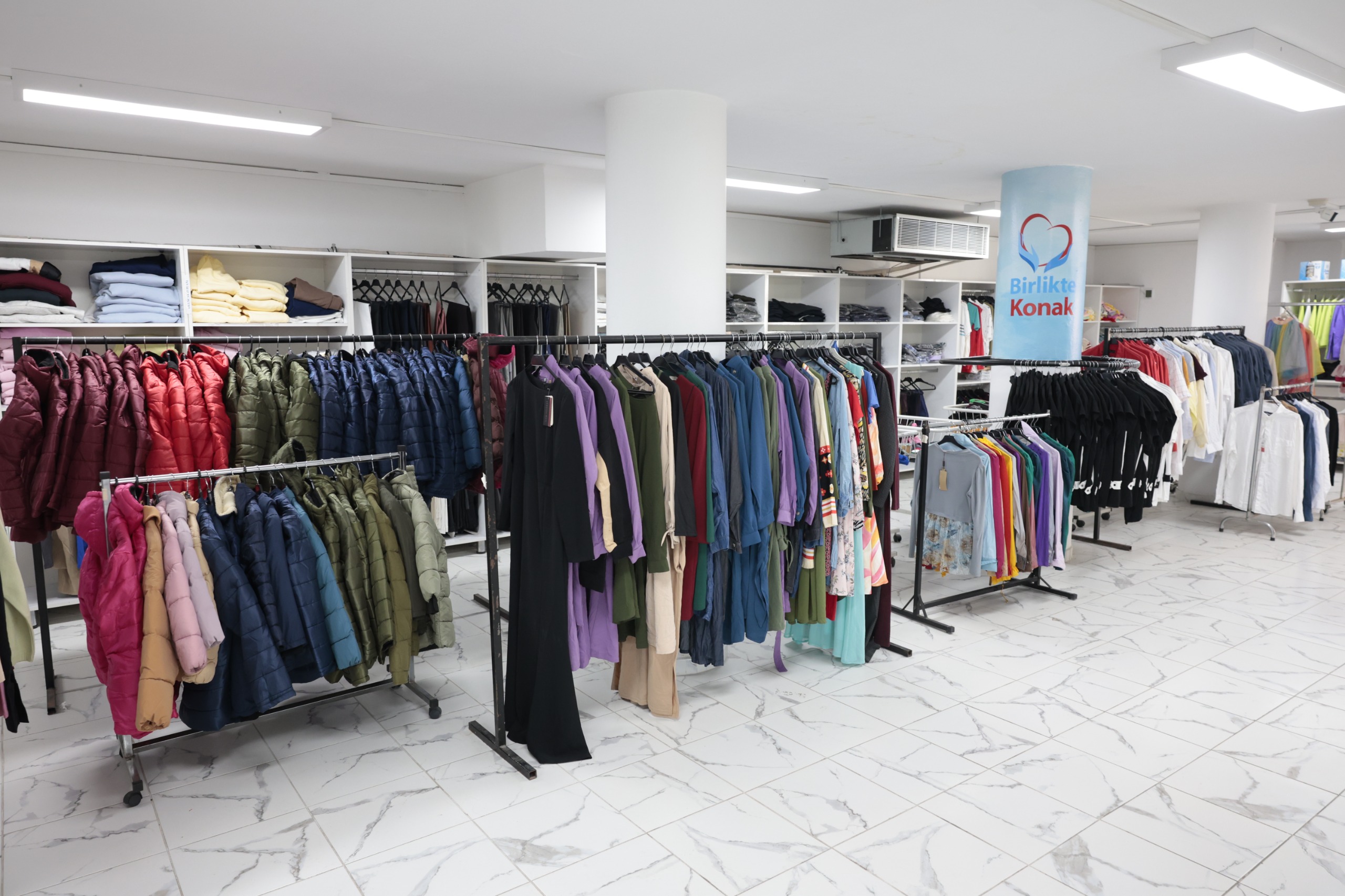 Bu Kış Konak’ta Kimse Üşümeyecek! Giysi Market Kapılarını Açtı (2)