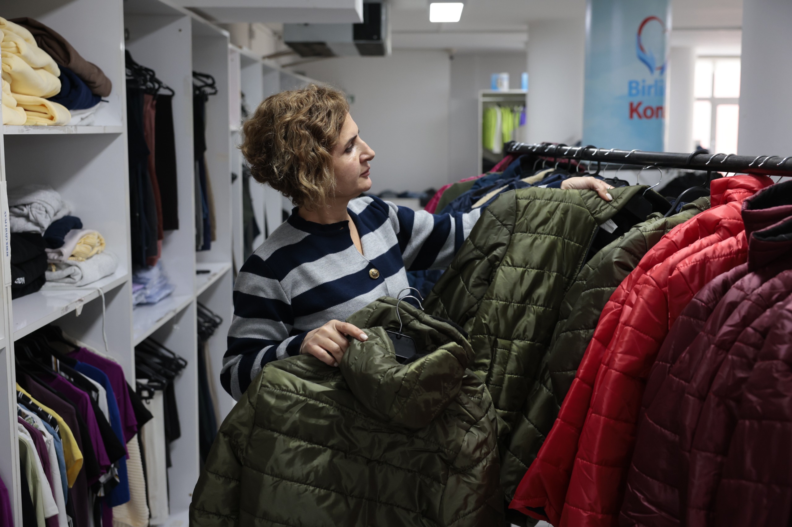 Bu Kış Konak’ta Kimse Üşümeyecek! Giysi Market Kapılarını Açtı (4)