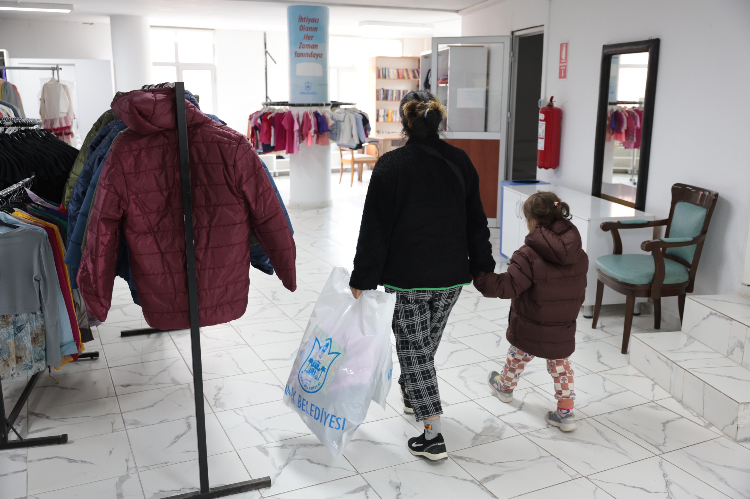 Bu Kış Konak’ta Kimse Üşümeyecek! Giysi Market Kapılarını Açtı (5)
