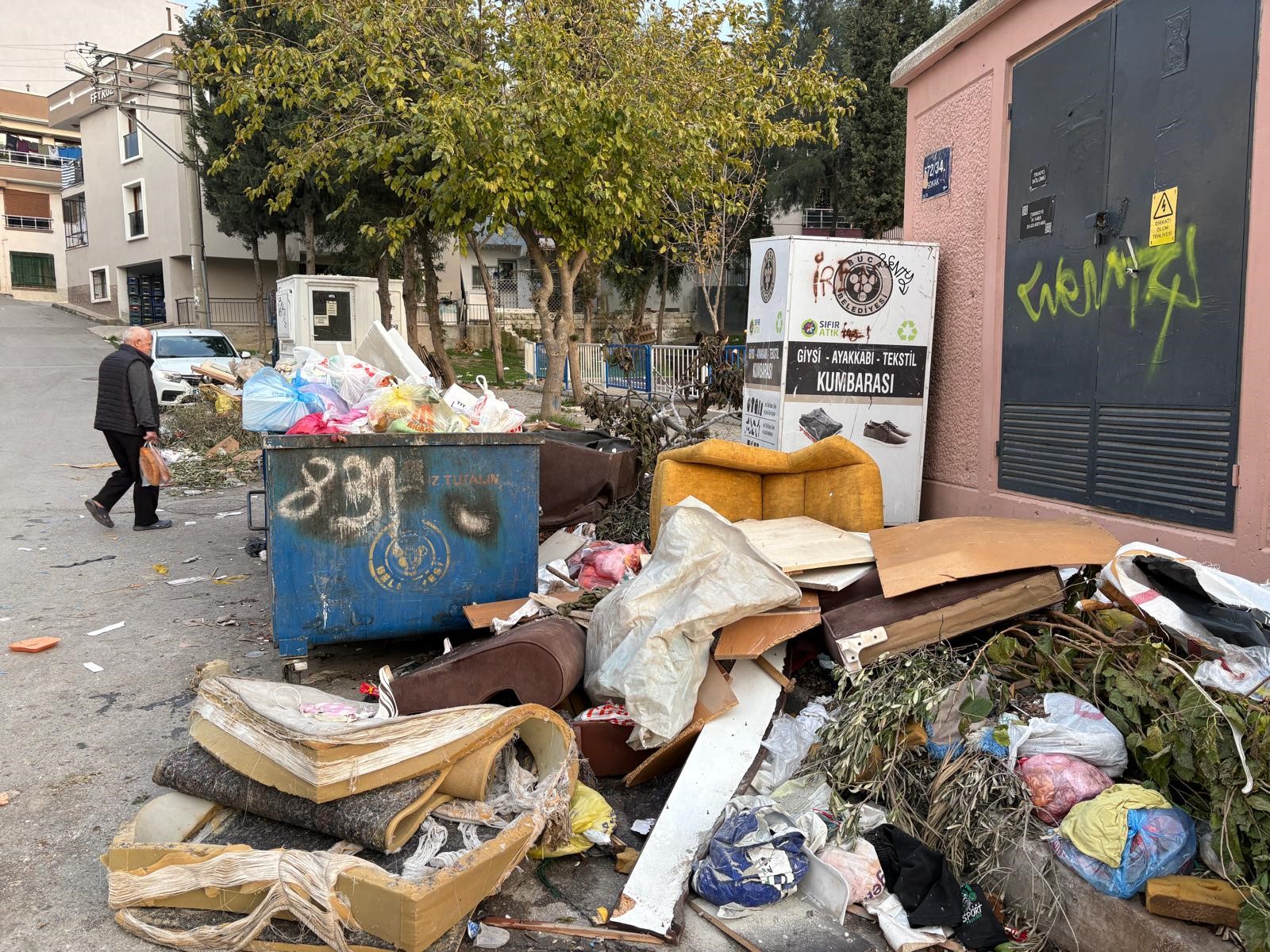 Buca'da Çöp Dağları Vatandaşı Çileden Çıkardı (3)