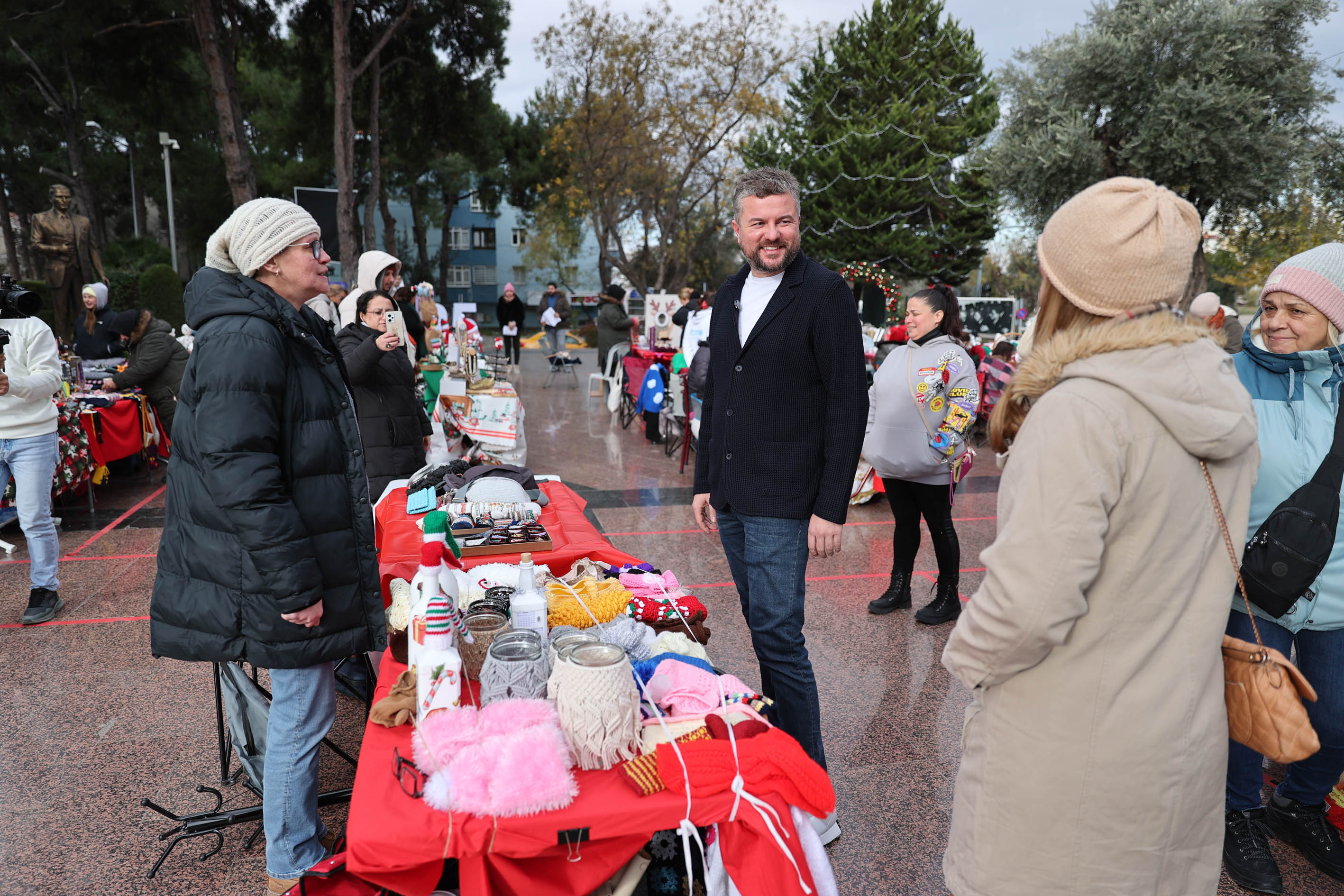 Buca’da Yeni Yıl Öncesi Dayanışma Pazarı Kuruluyor (2)