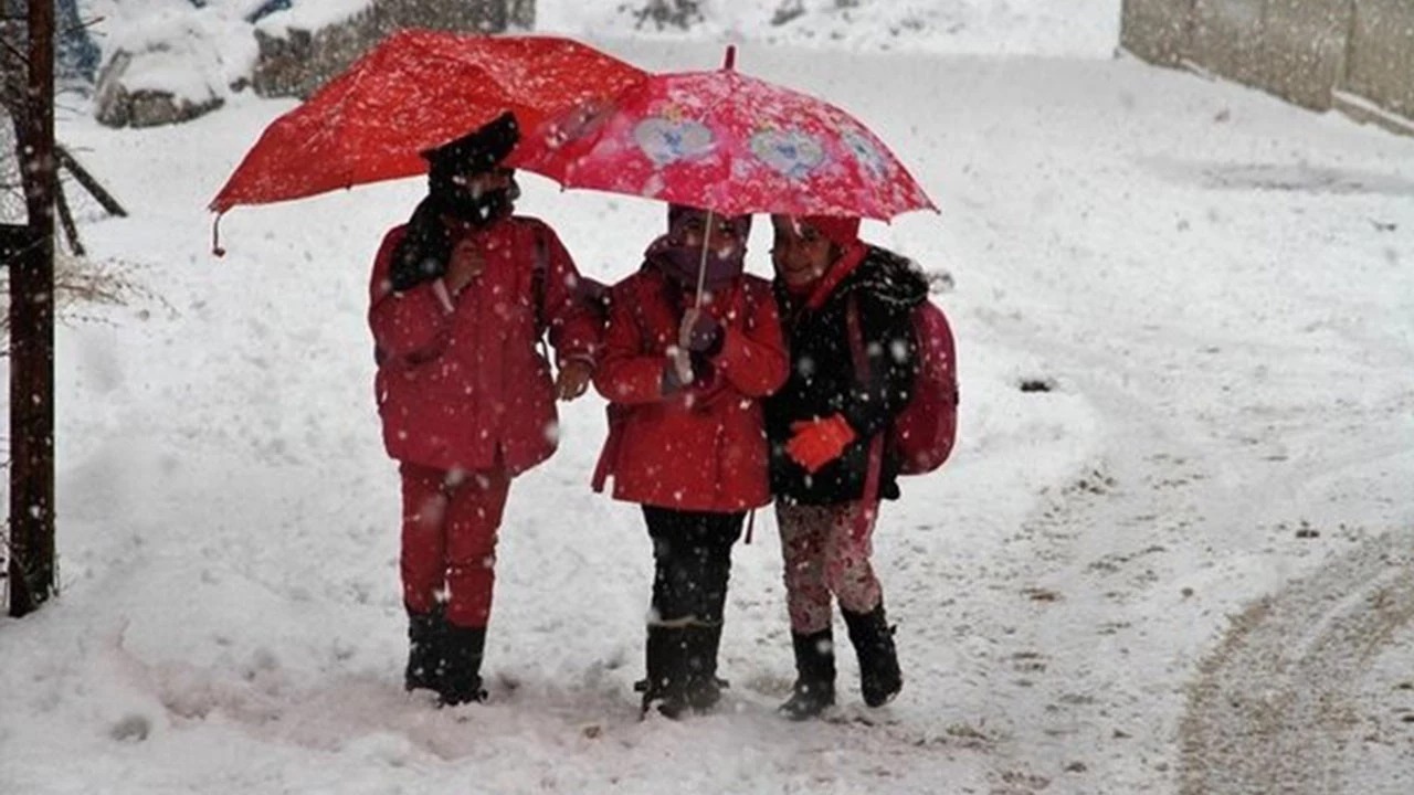 Bugün (1 Aralık) Okullar Tatil Mi Hangi Illerde Okullar Tatil Meteoroloji'den Kuvvetli Yağış Ve Kar Uyarısı