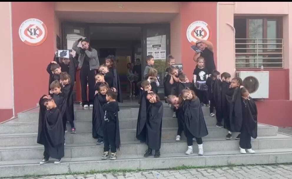 Çeşme Yahya Kerim Onart Mesleki Ve Teknik Anadolu Lisesi İzi̇ndeyi̇z 87. Yil (2)