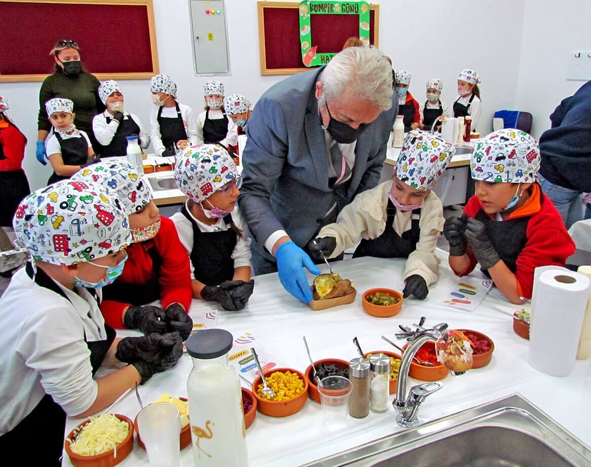 Çeşme’de Öğrenciler Kumpir Hazırlayarak Öğrenmeye Katıldı (1)