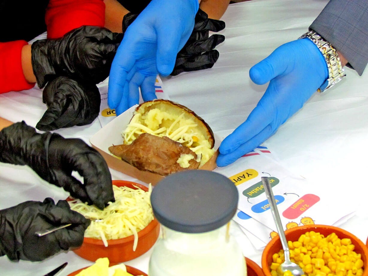 Çeşme’de Öğrenciler Kumpir Hazırlayarak Öğrenmeye Katıldı (3)