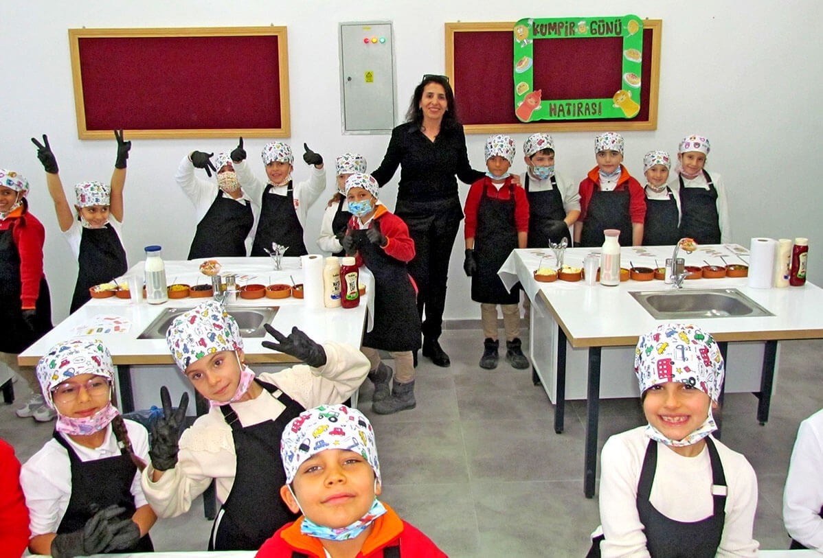 Çeşme’de Öğrenciler Kumpir Hazırlayarak Öğrenmeye Katıldı (4)