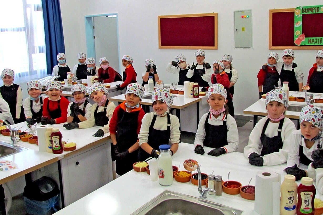 Çeşme’de Öğrenciler Kumpir Hazırlayarak Öğrenmeye Katıldı (5)