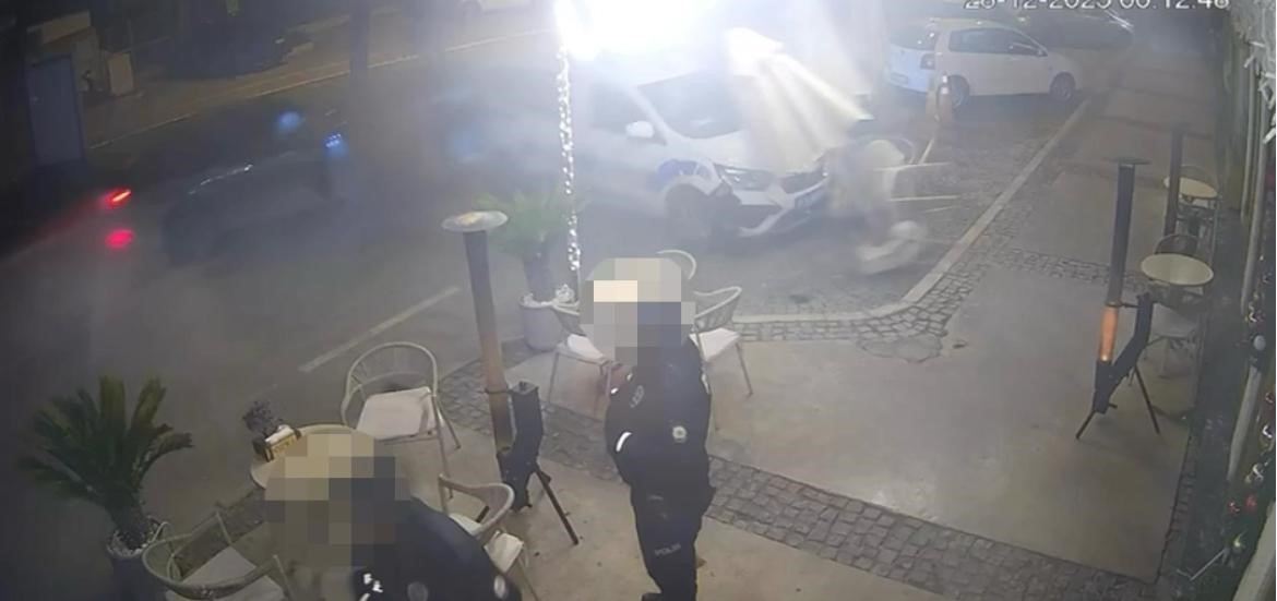 Çeşme’de Polis Aracına Çarpan Otomobil Ortalığı Savaş Alanına Çevirdi! (2)