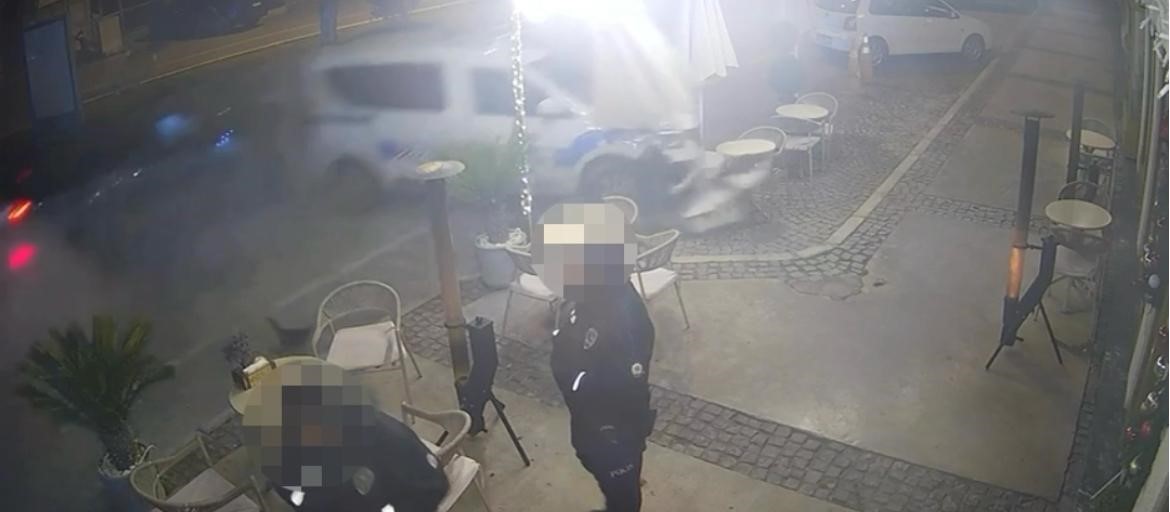 Çeşme’de Polis Aracına Çarpan Otomobil Ortalığı Savaş Alanına Çevirdi! (3)