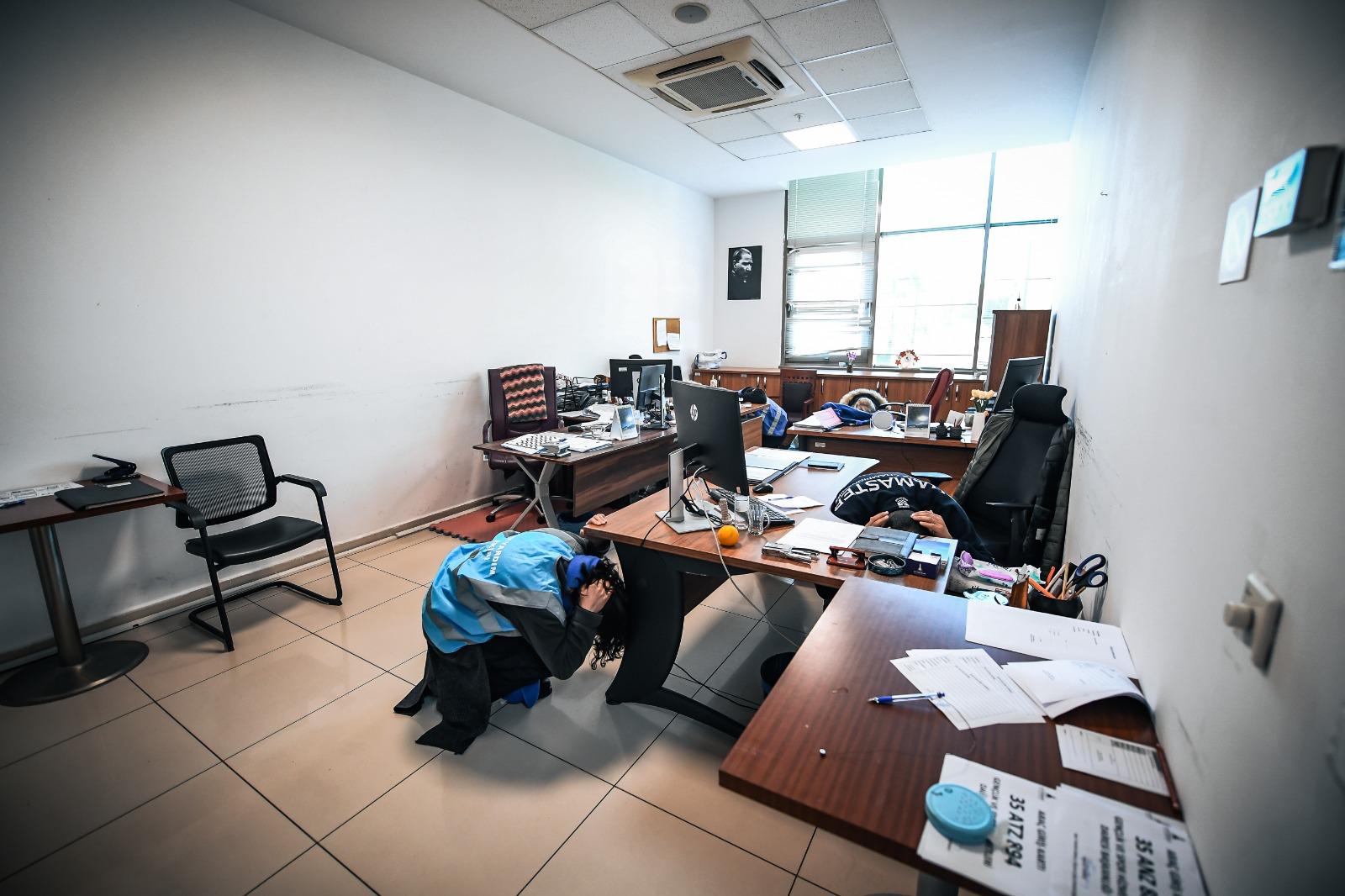 Deprem Sonrası Çıkan Yangın Tatbikatı İzmir’de Gerçek Alarm Yarattı! (3)