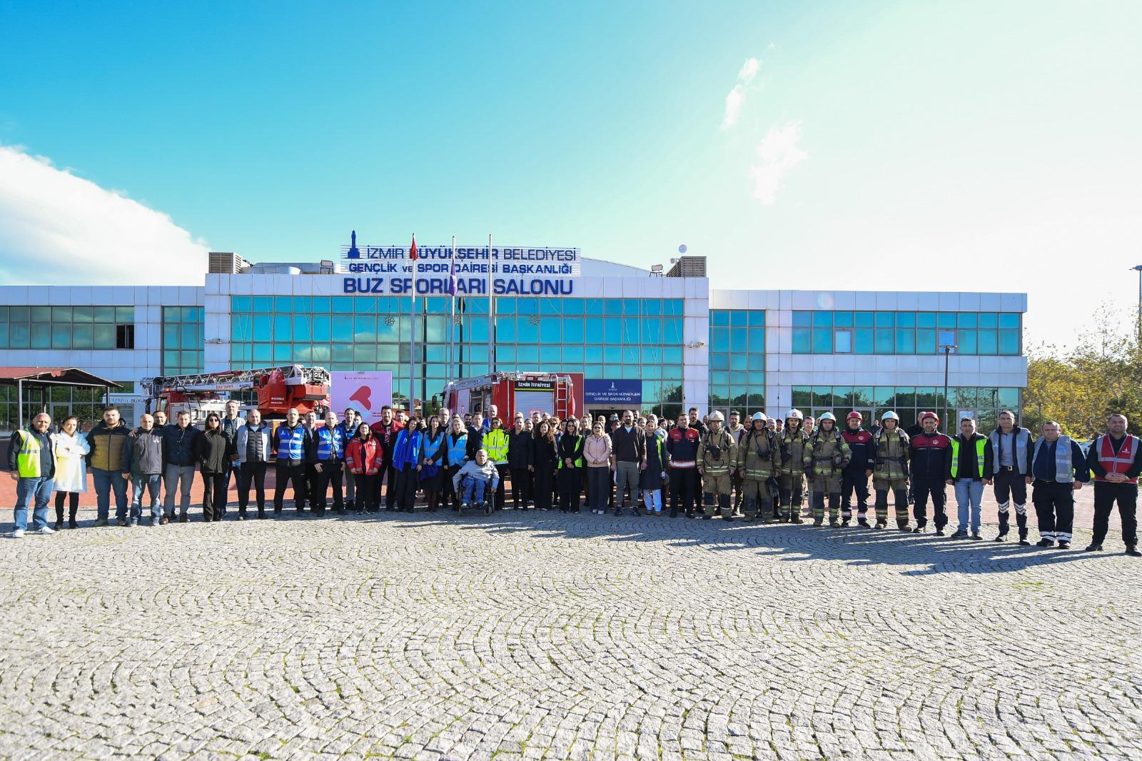 Deprem Sonrası Çıkan Yangın Tatbikatı İzmir’de Gerçek Alarm Yarattı! (5)