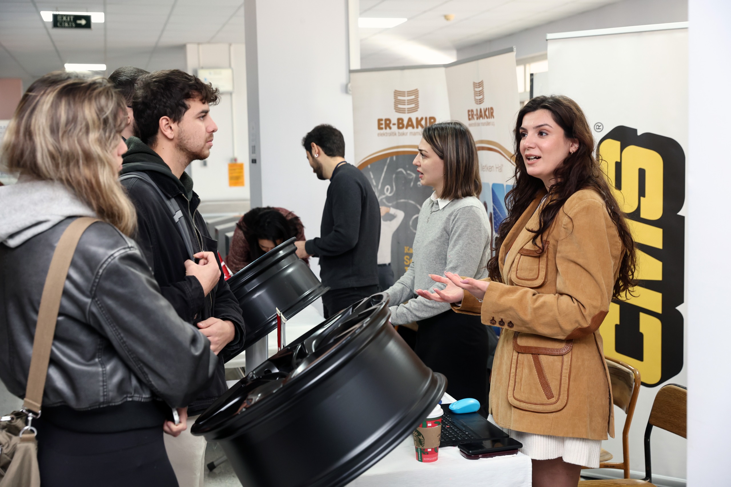 Deü Kariyer Zirvesi 2025 Başladı Öğrenciler Sektörle Buluştu (5)