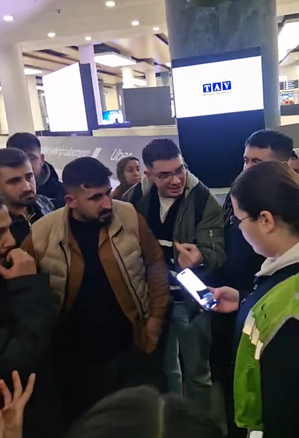 Diyarbakır Seferinde Kriz Yolcular Uçakta Ve Terminalde Mahsur Kaldı! (2)