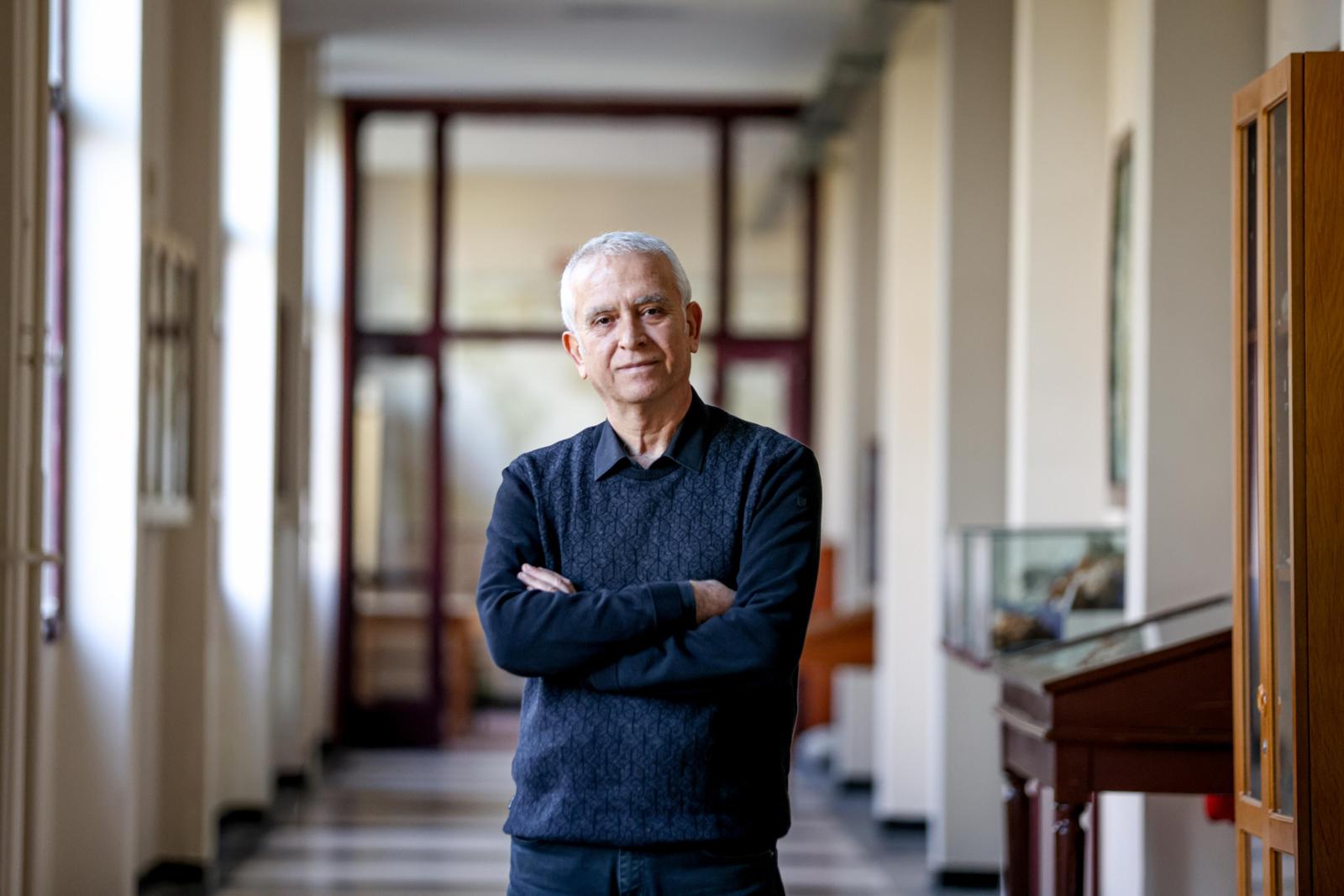 Dokuz Eylül Üni̇versi̇tesi̇ Öğreti̇m Üyesi̇ Prof. Dr. Erhan Aydin Dünya Türk Di̇li̇ Ai̇lesi̇ Günü, Tüm Türk Di̇lleri̇ni̇ Kapsiyor (4)