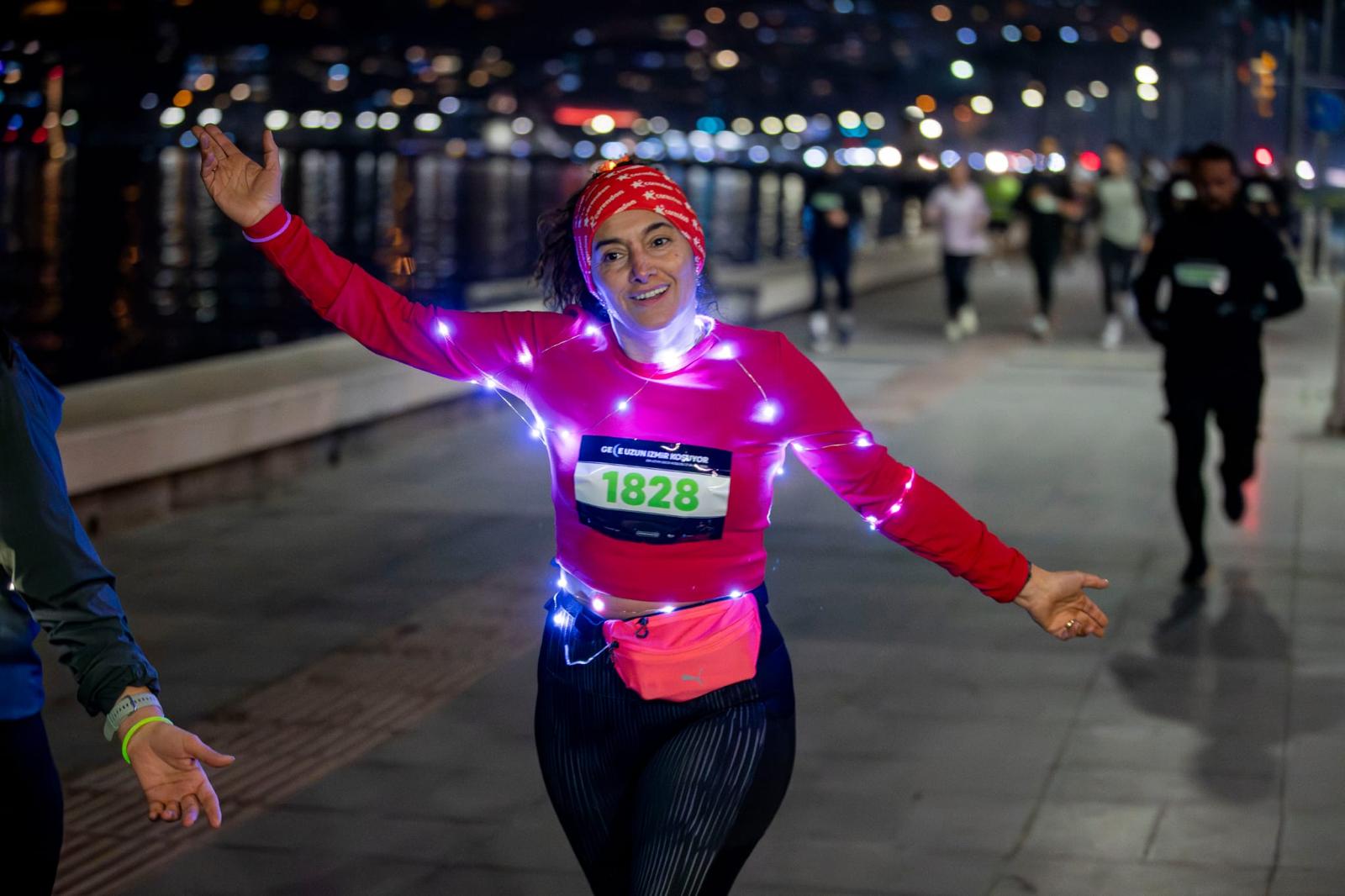 En Uzun Geceyi İzmirliler Işıklarıyla Aydınlattı (1)